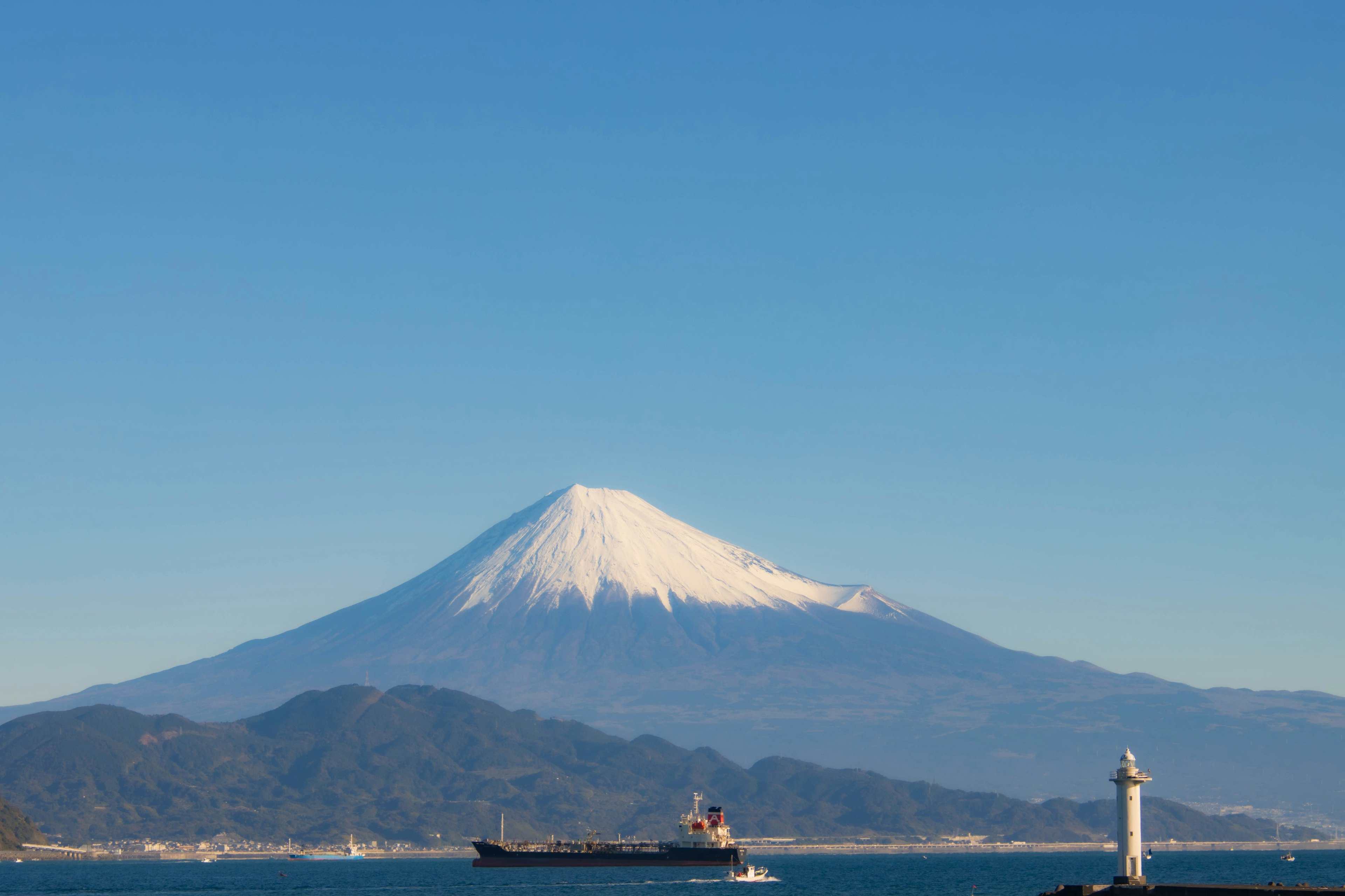 Malersicher Blick auf den schneebedeckten Fuji unter einem klaren blauen Himmel