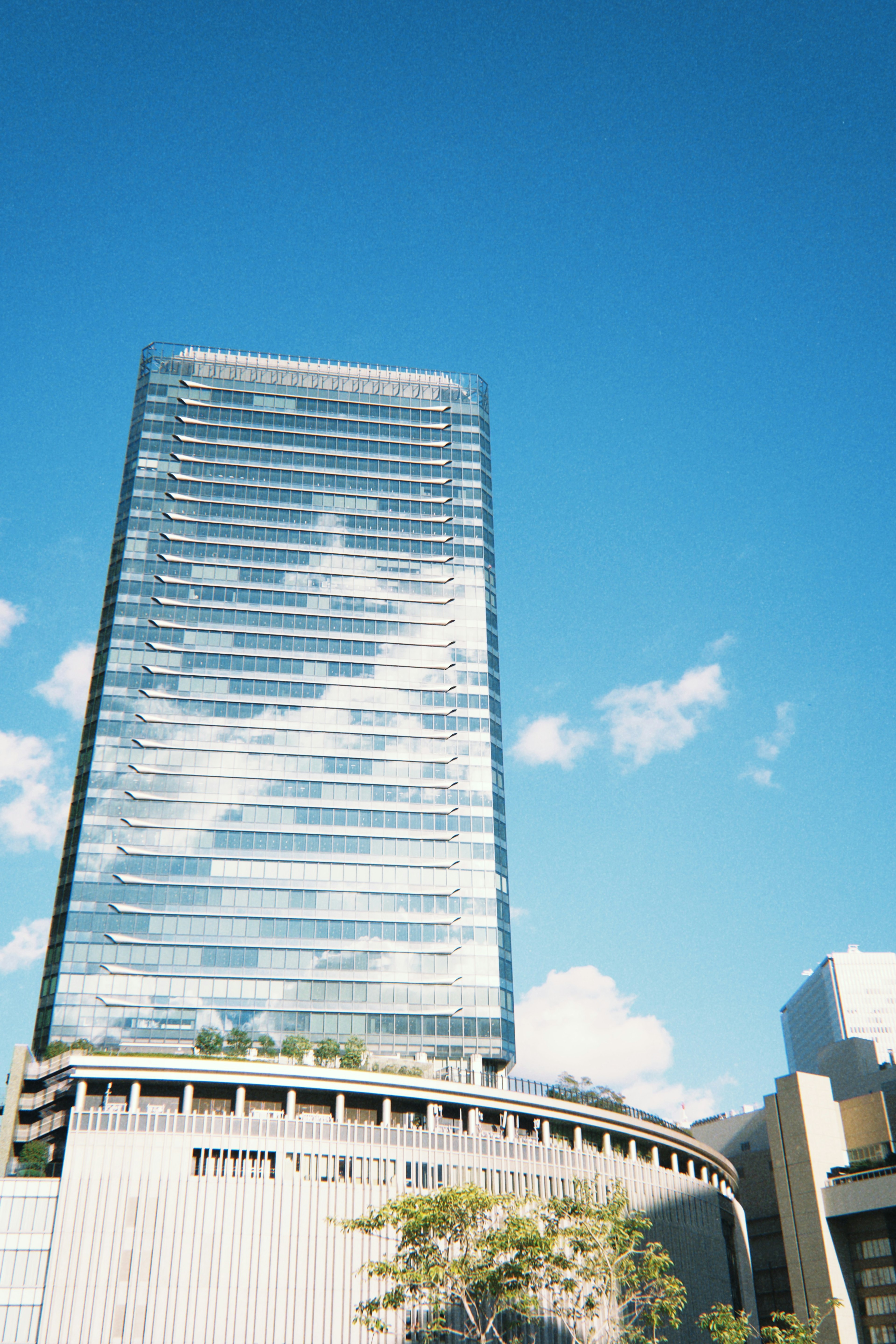 Grattacielo moderno sotto un cielo blu chiaro