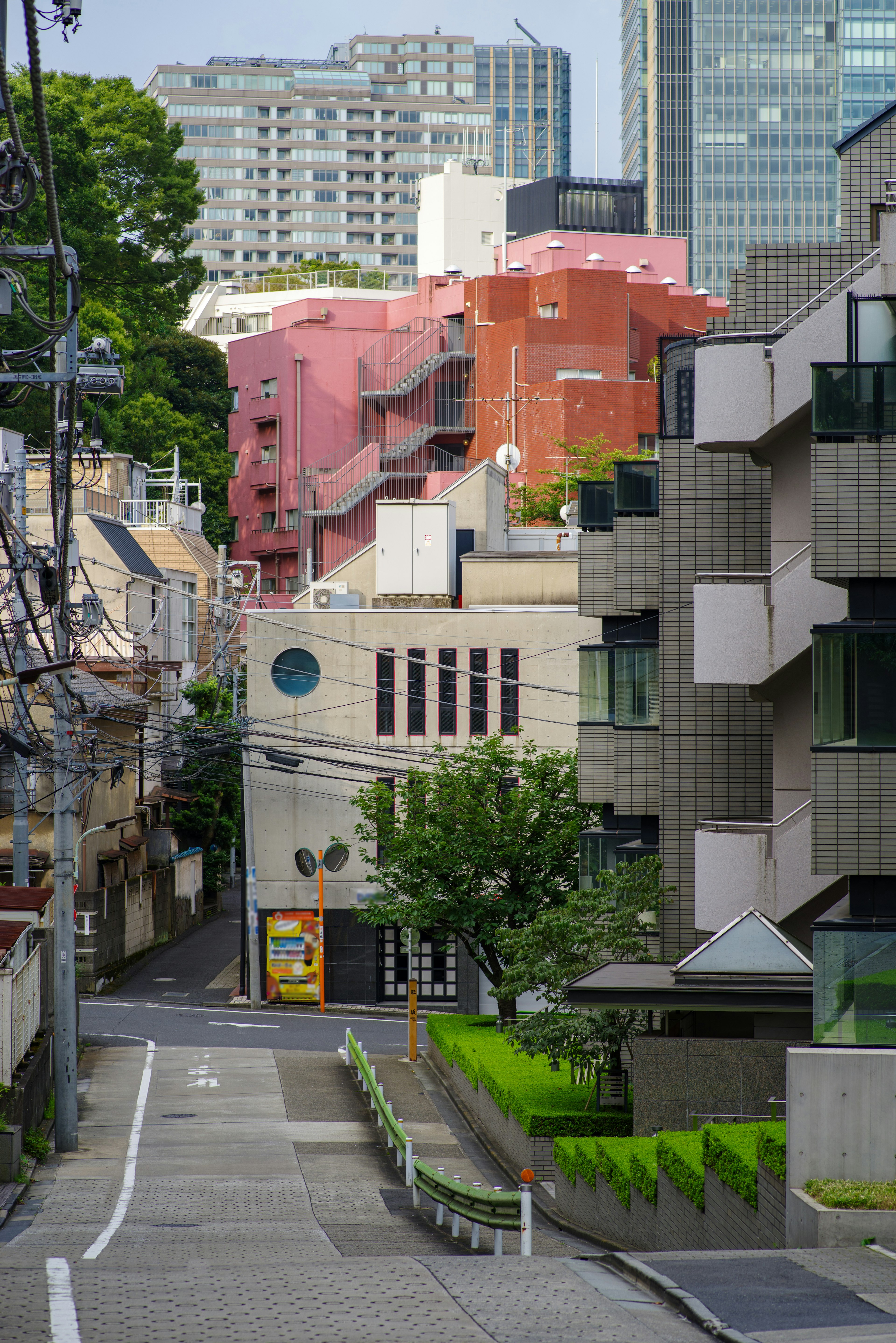 Edifici colorati e vegetazione in un paesaggio urbano