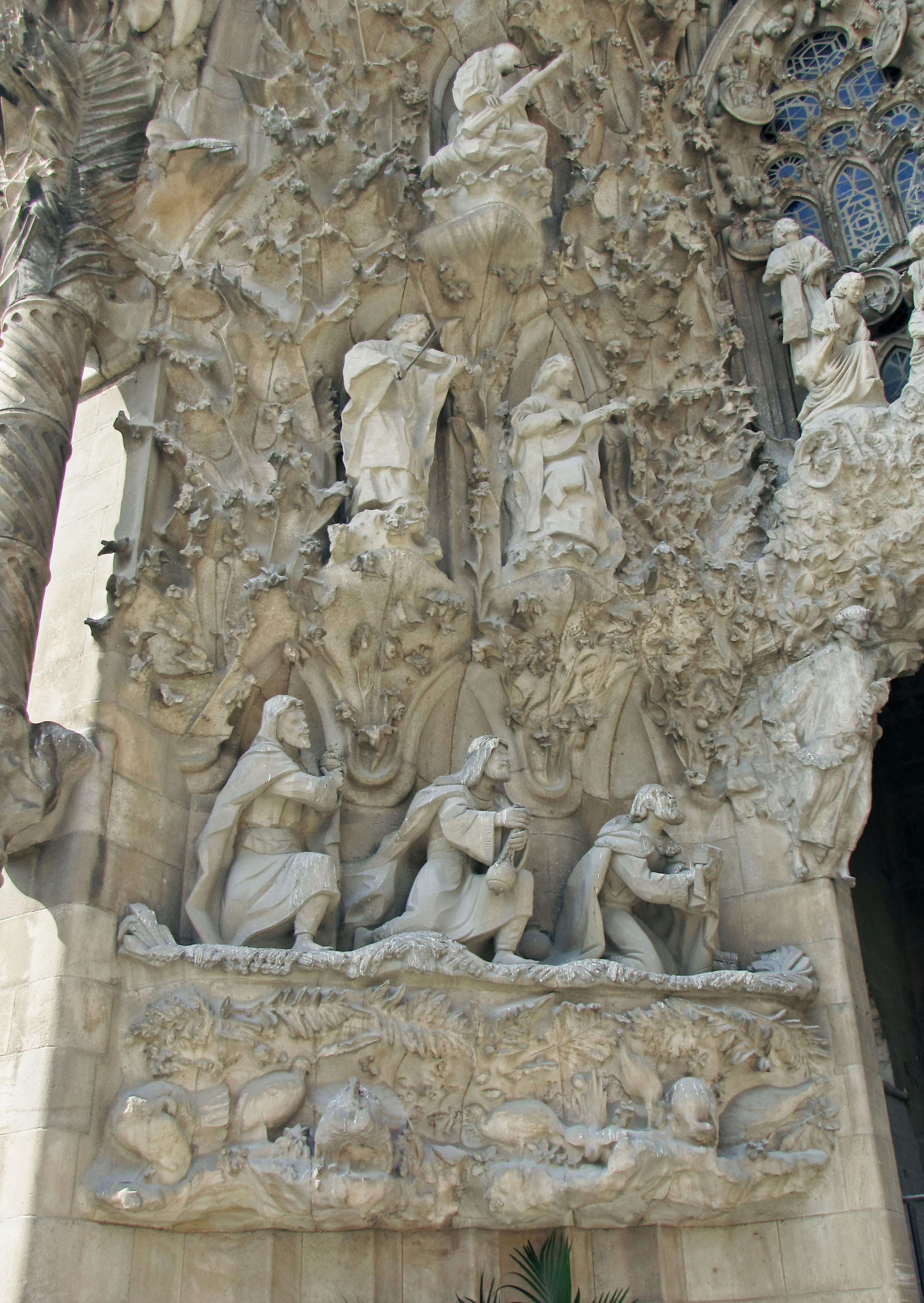 Intrincadas tallas de piedra que representan escenas bíblicas en la fachada de la Sagrada Familia