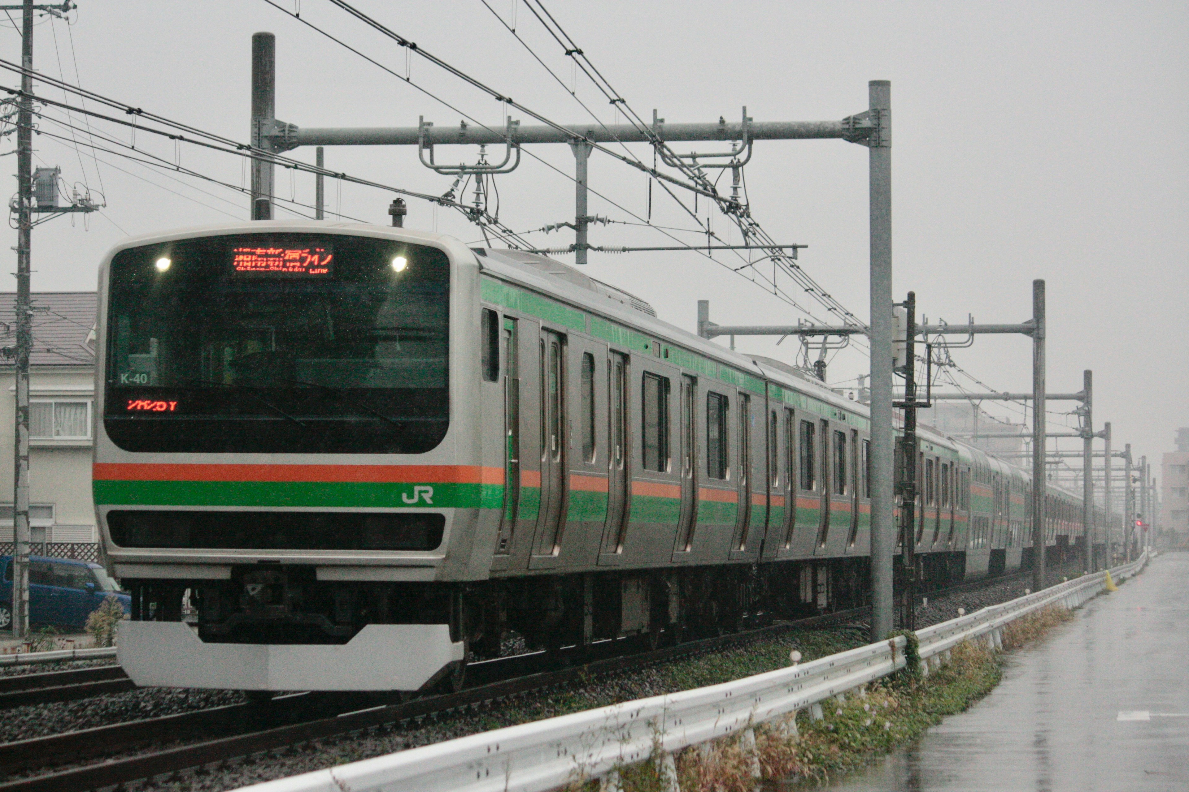 Treno sotto la pioggia con colori verdi e argentati