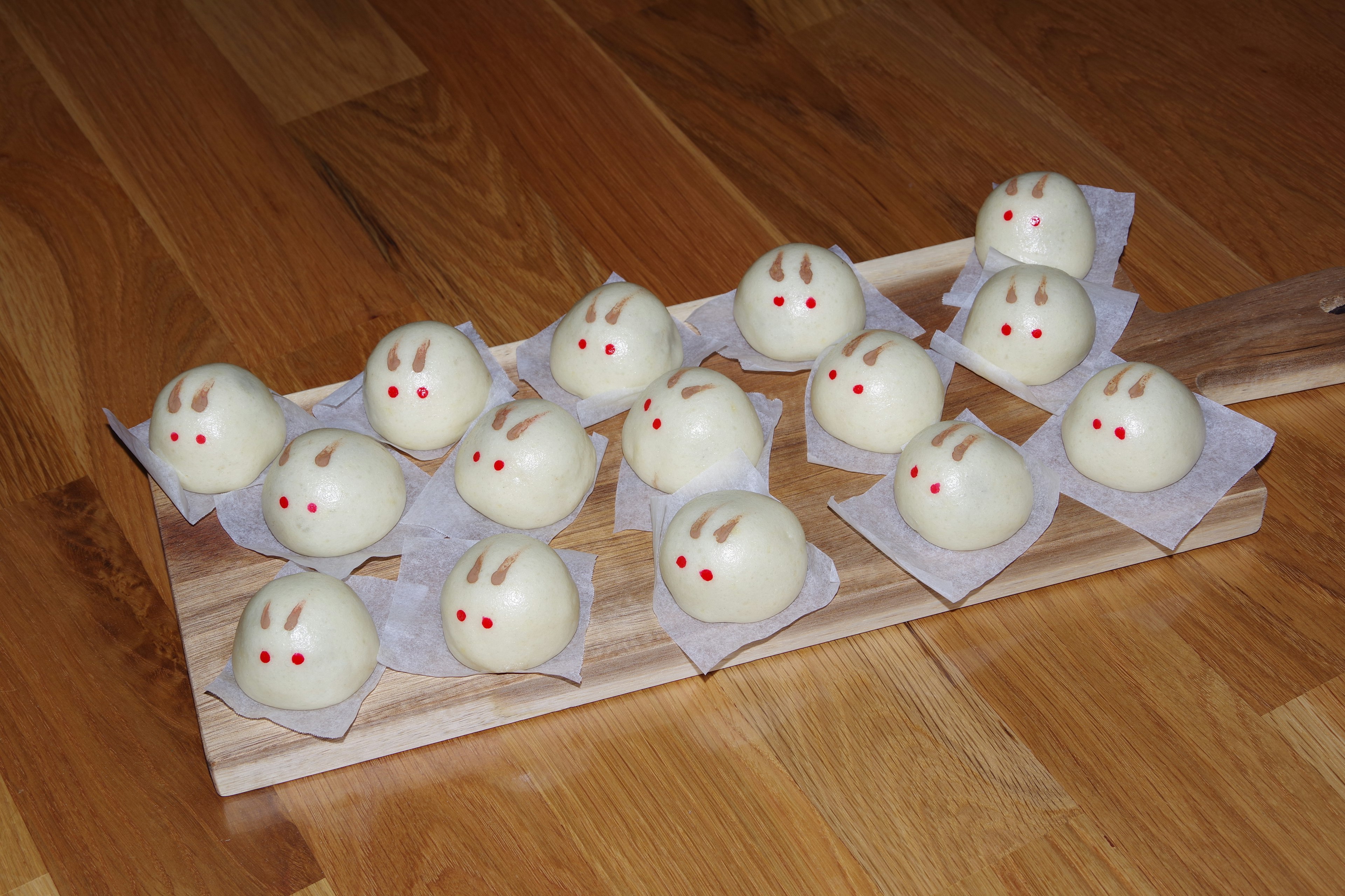 Bollos en forma de conejo dispuestos sobre una tabla de madera