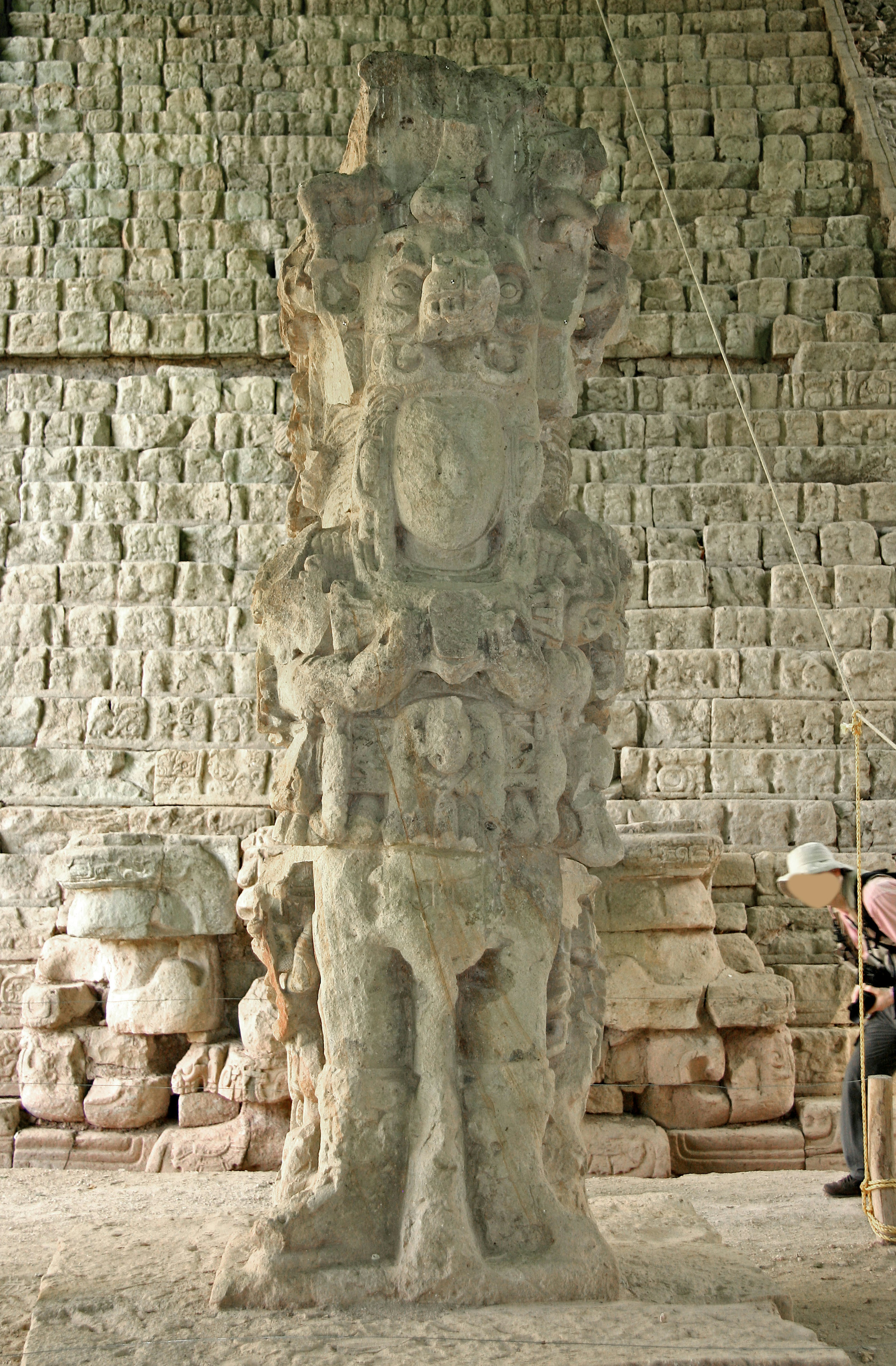 Antike Steinskulptur steht in einem historischen Ort