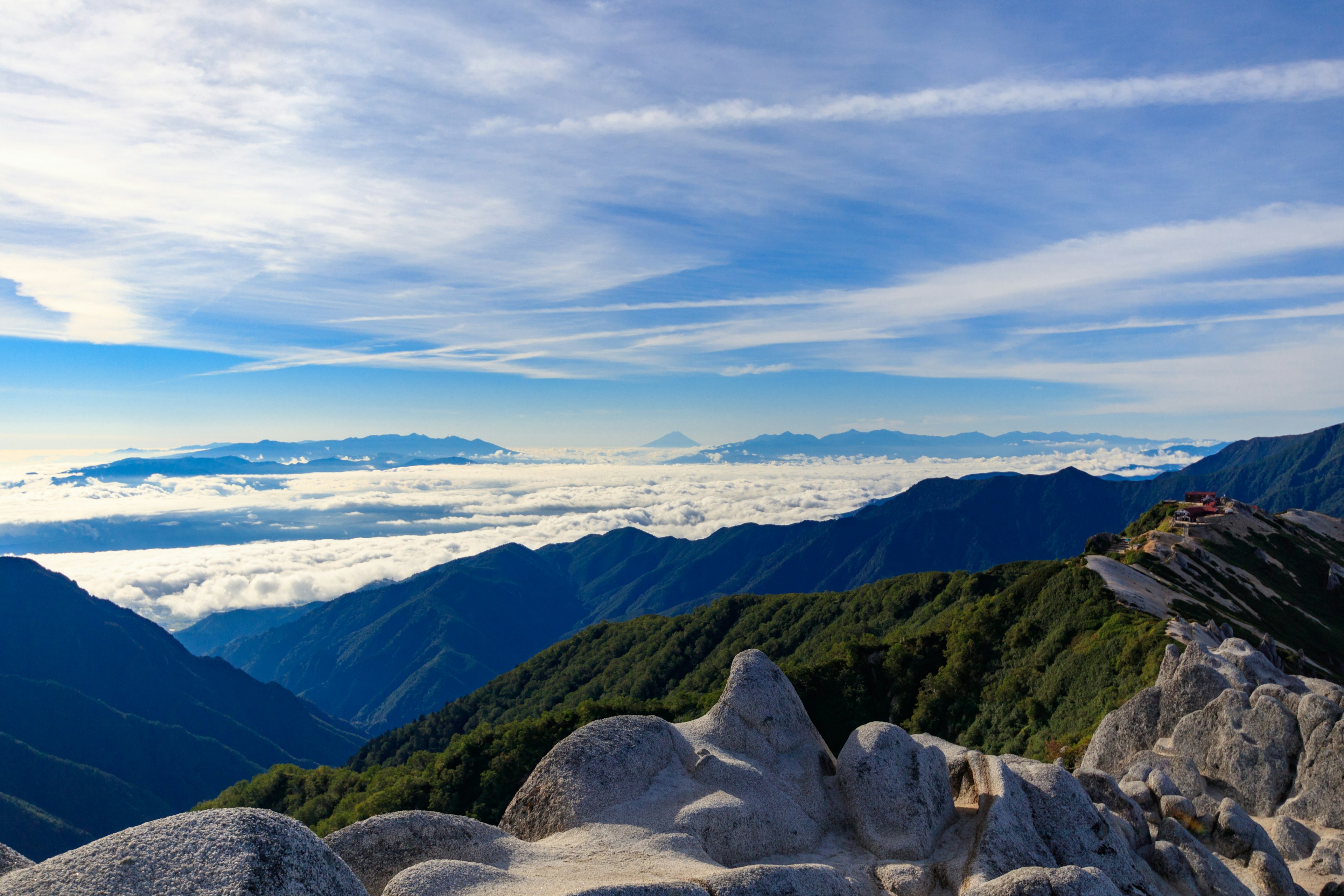 青空と雲海に囲まれた山々の美しい風景