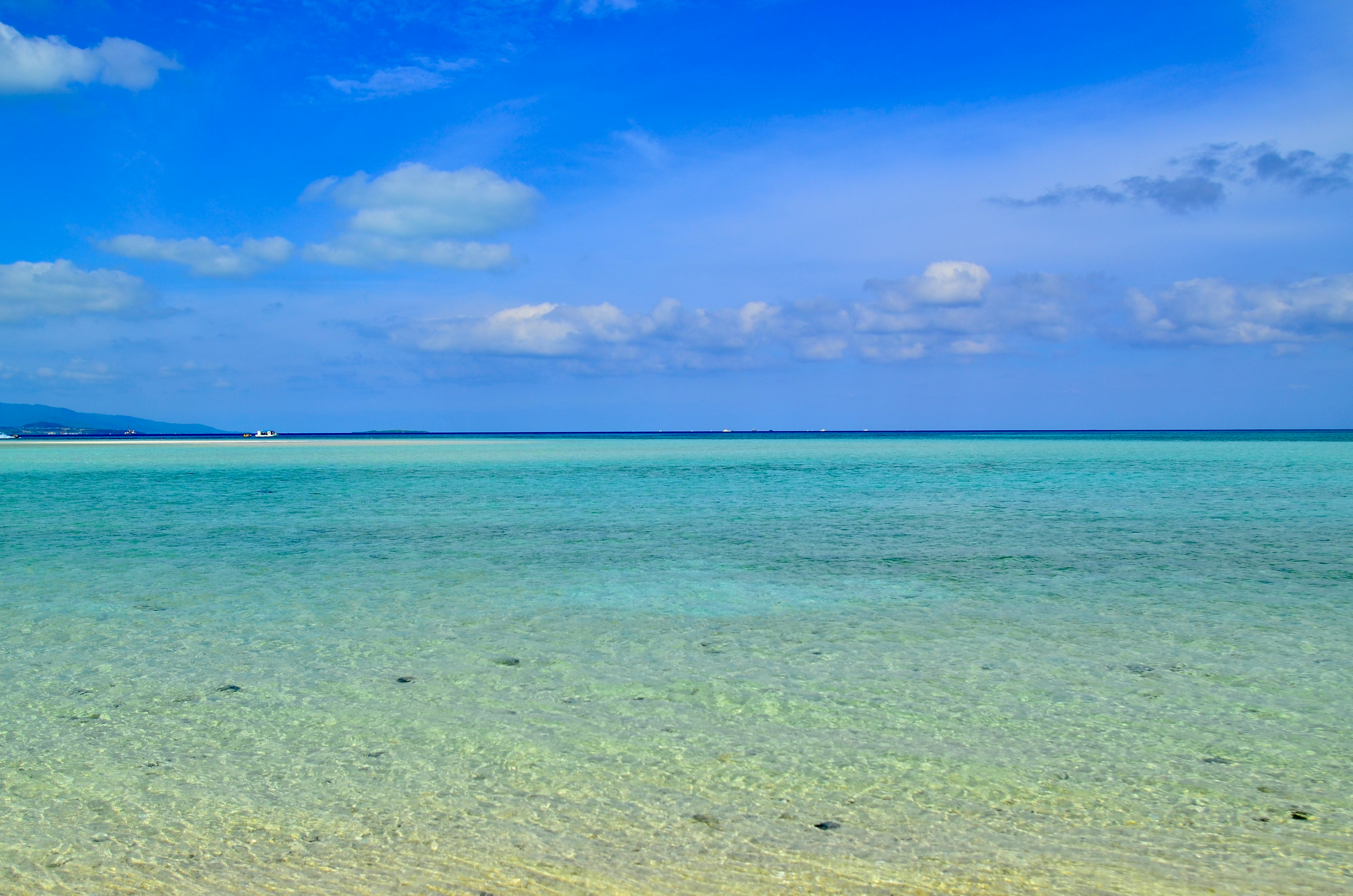 青い空と透明な海の風景