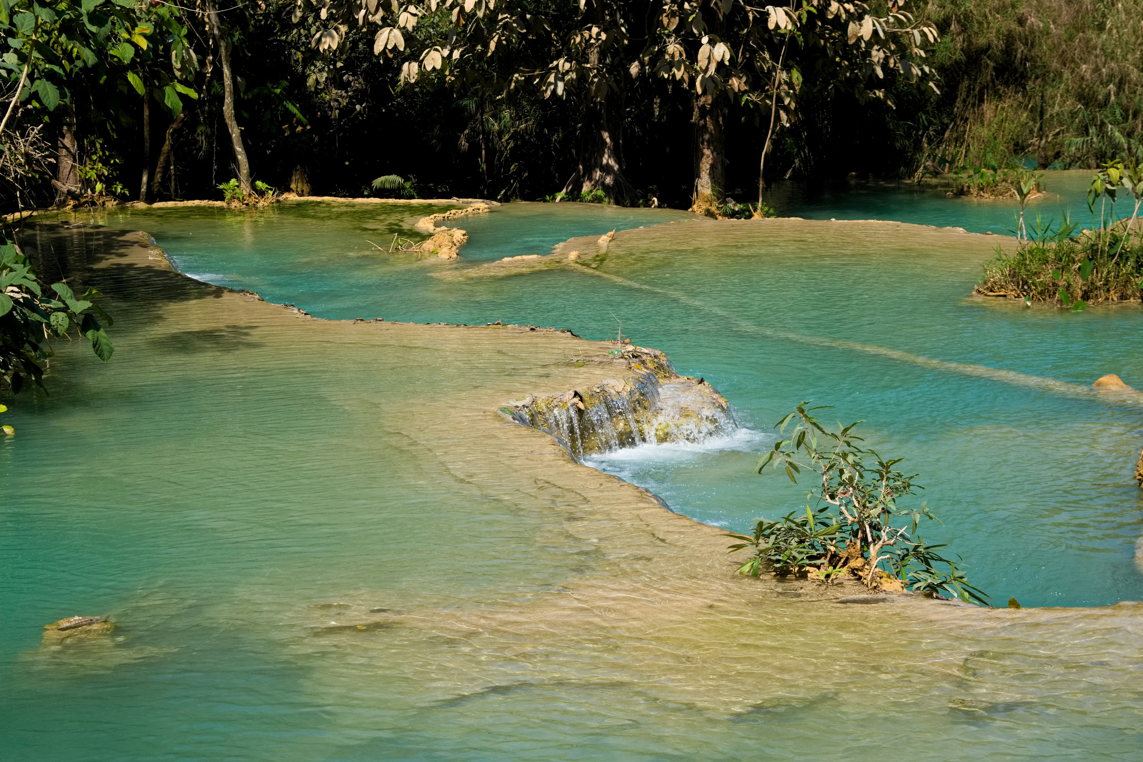 Schöne Naturlandschaft mit türkisfarbenen Wasserfällen und üppigem Grün