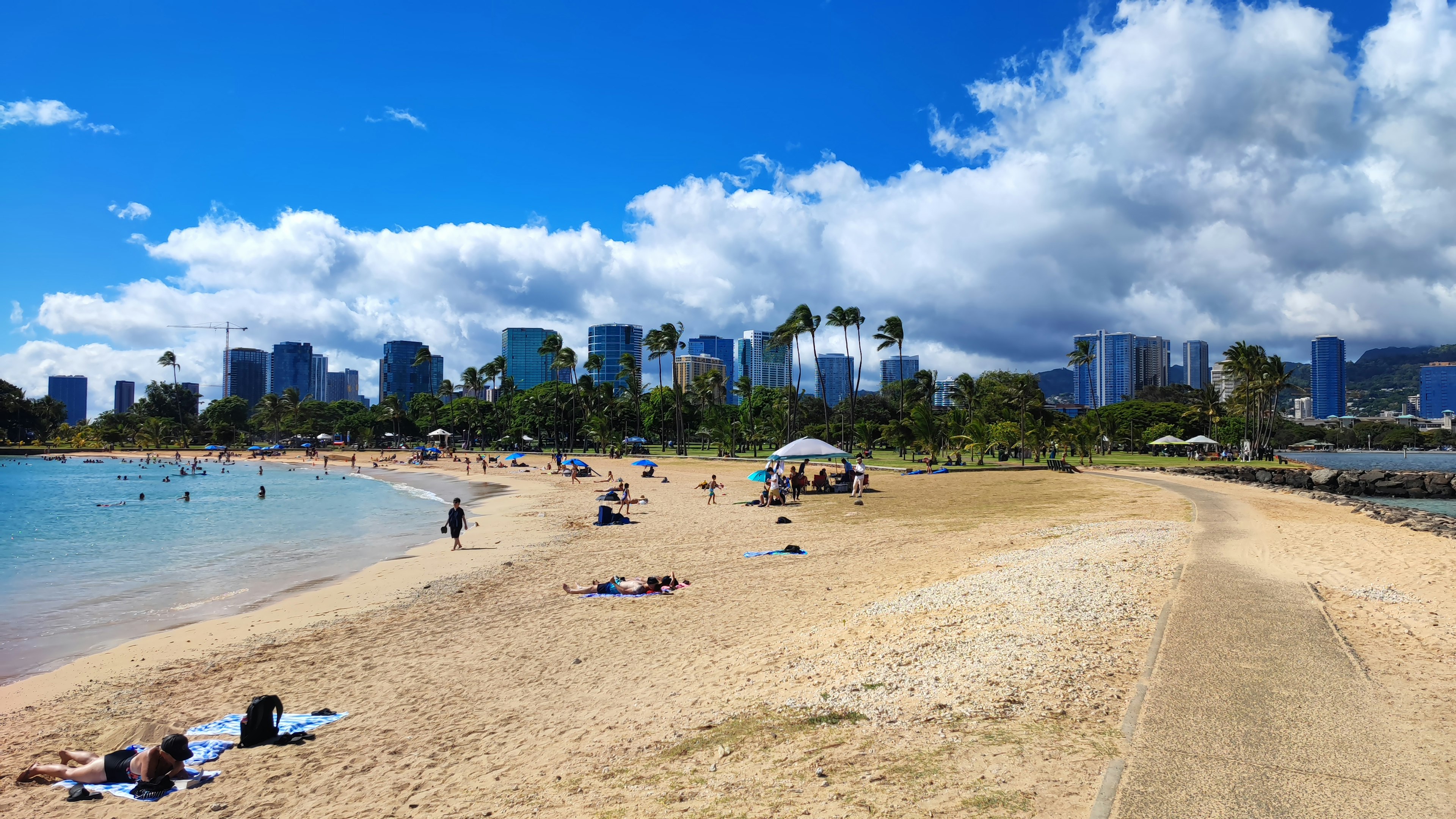 Pemandangan pantai dengan gedung tinggi dan langit biru