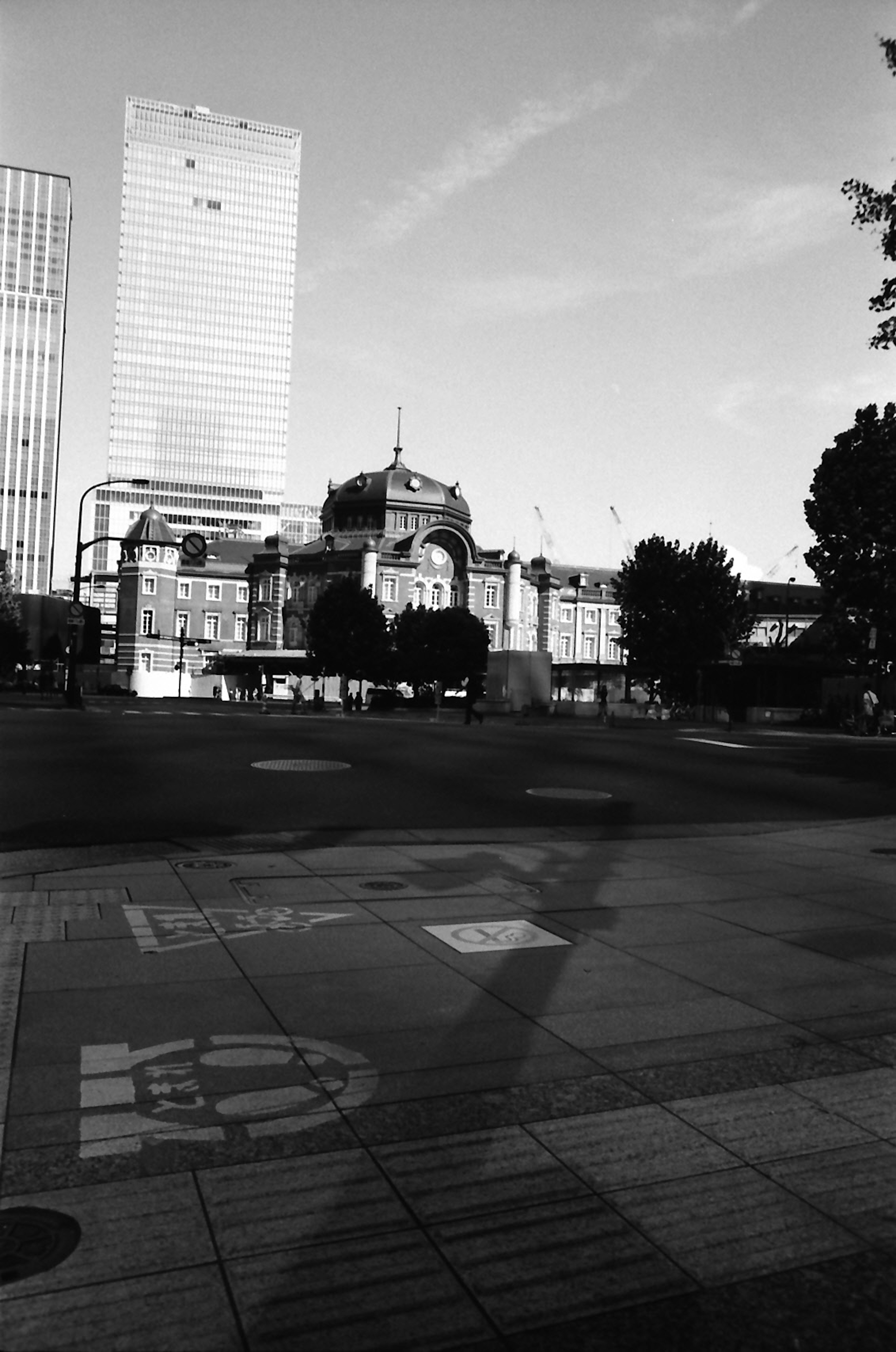 Vista en blanco y negro de la estación de Tokio y rascacielos