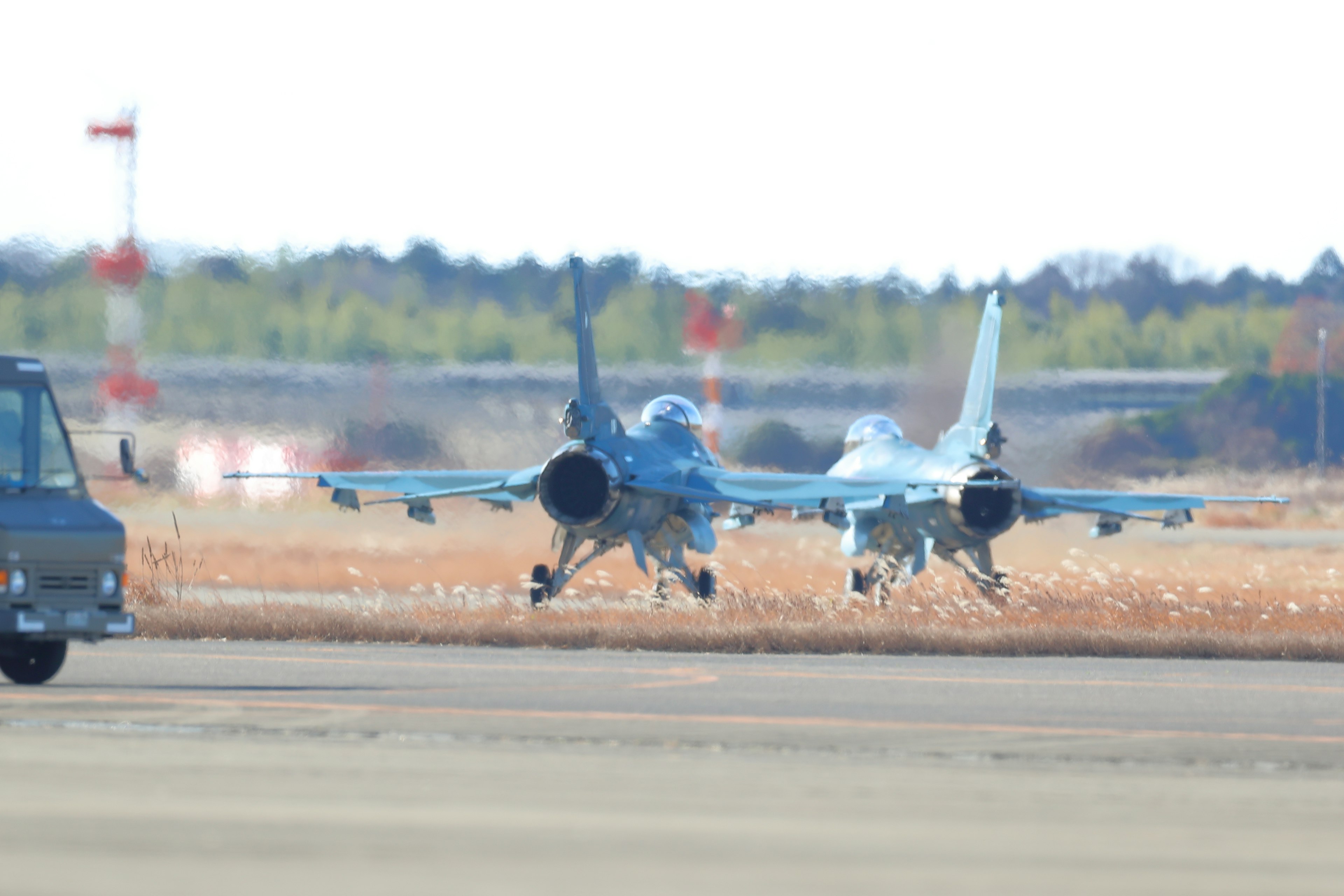 航空機が滑走路で離陸するシーン