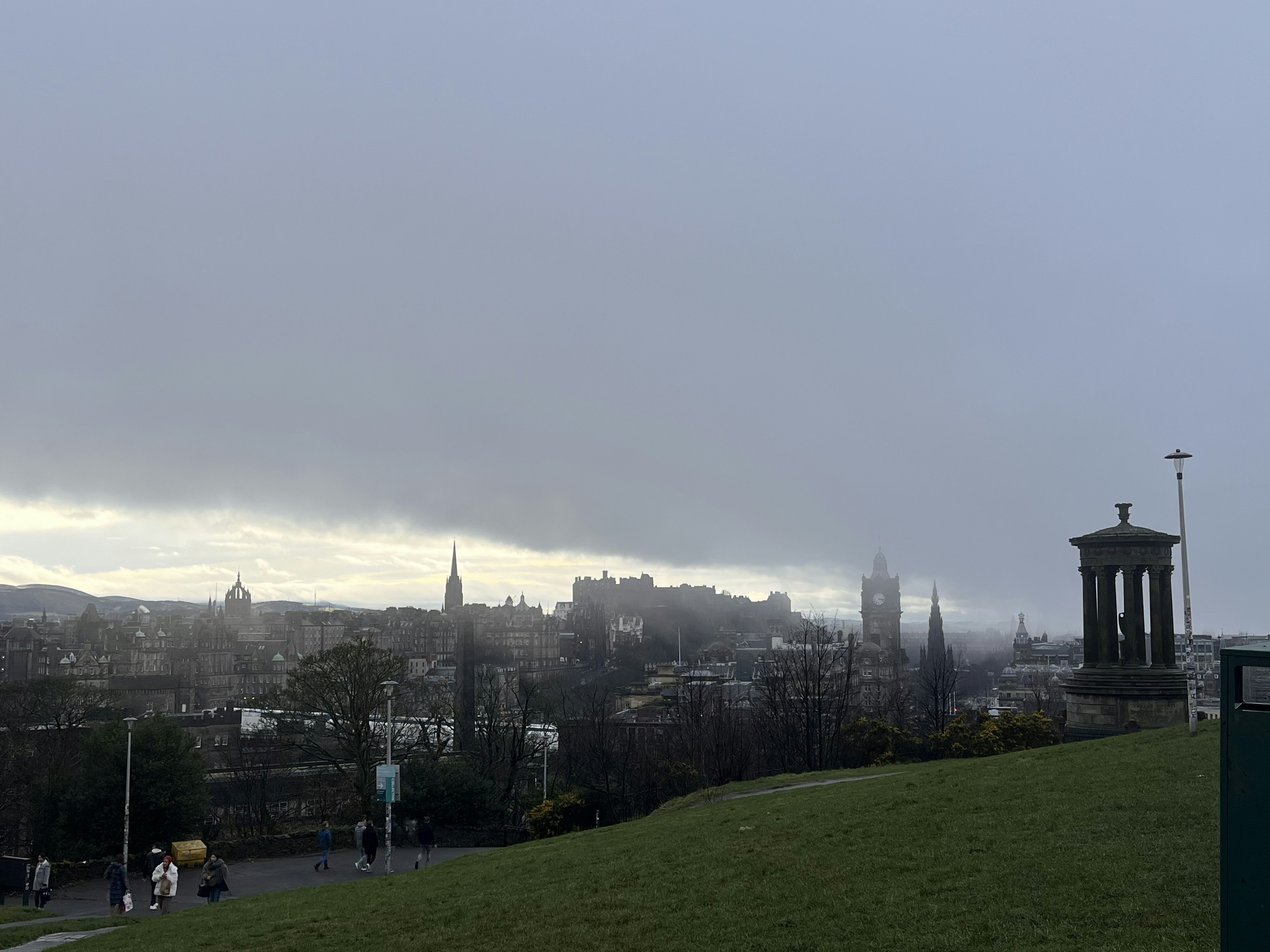 Silhouette d'Édimbourg sous un ciel nuageux avec de la brume et une architecture historique