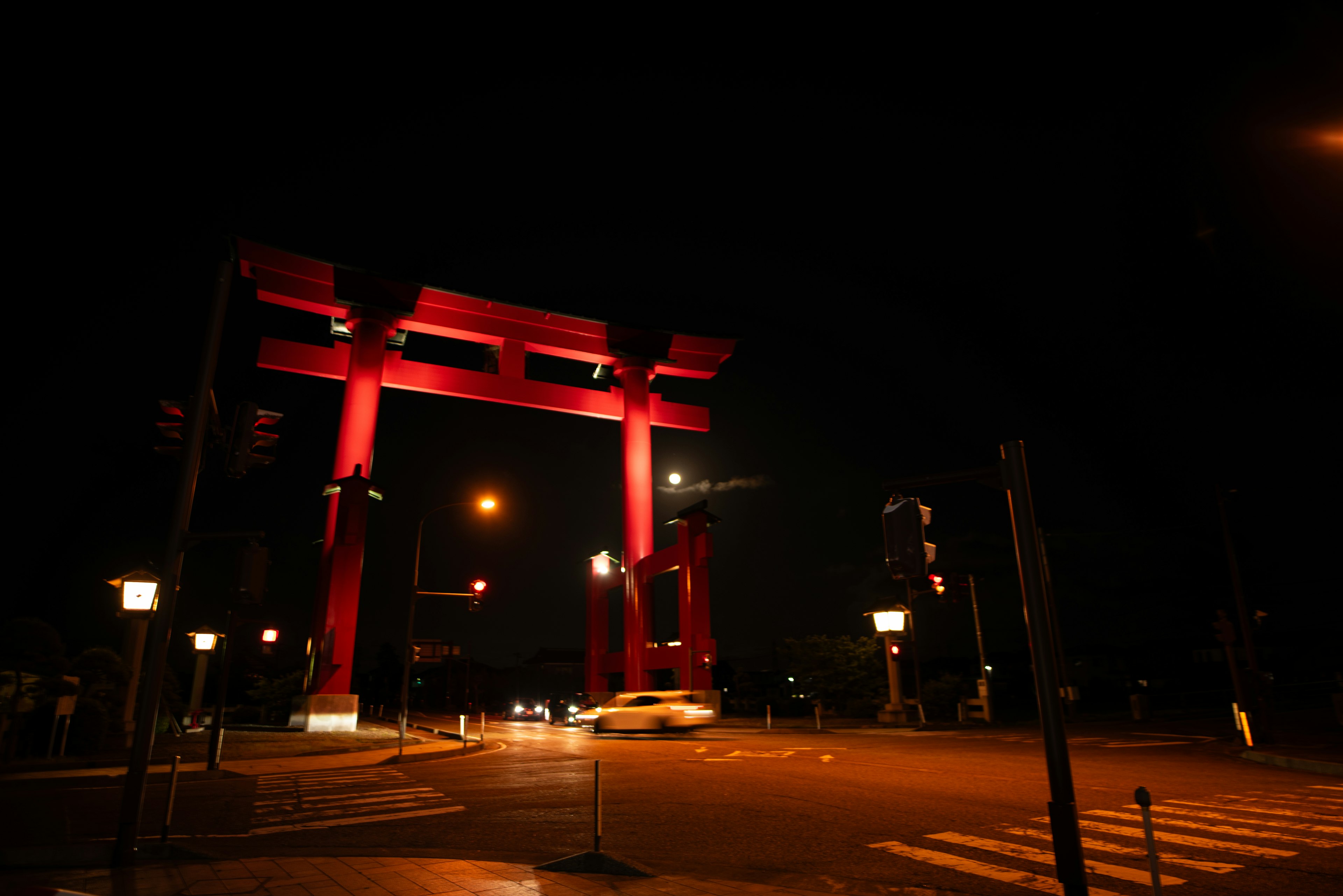 夜间城市景观中的红色鸟居