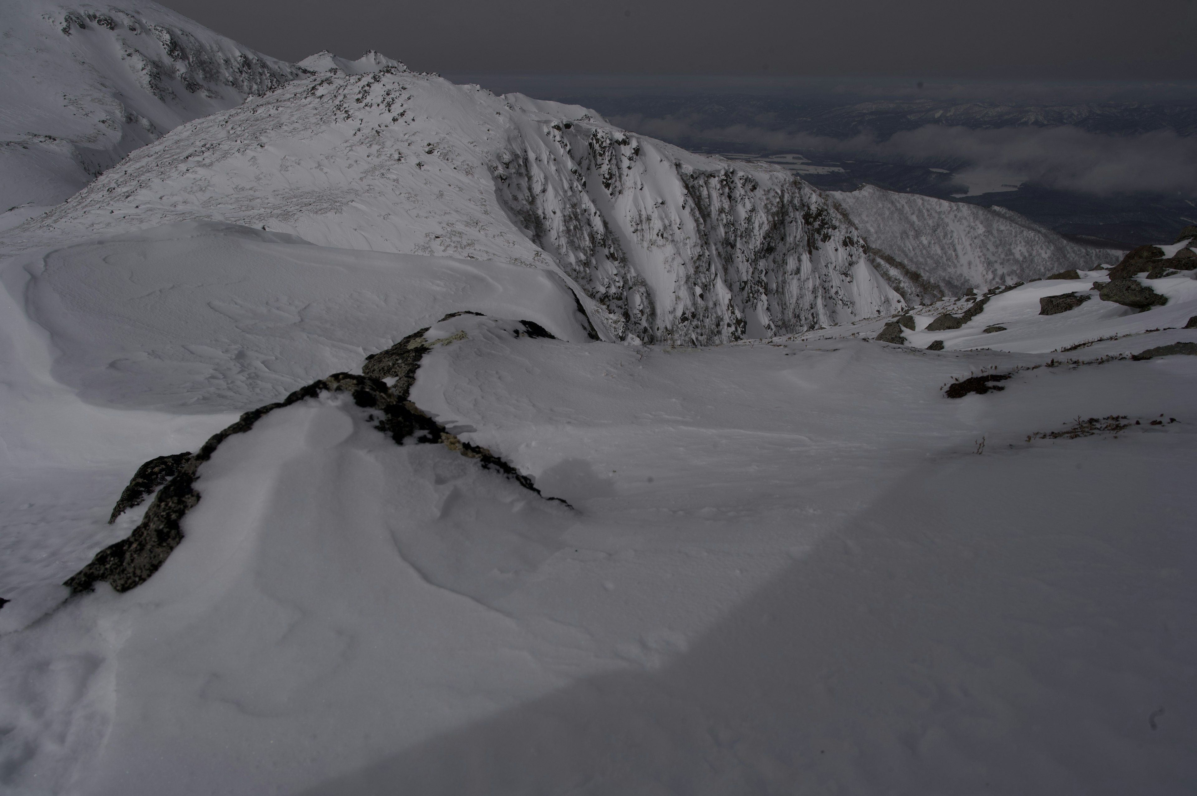 Paesaggio montano innevato con cielo scuro