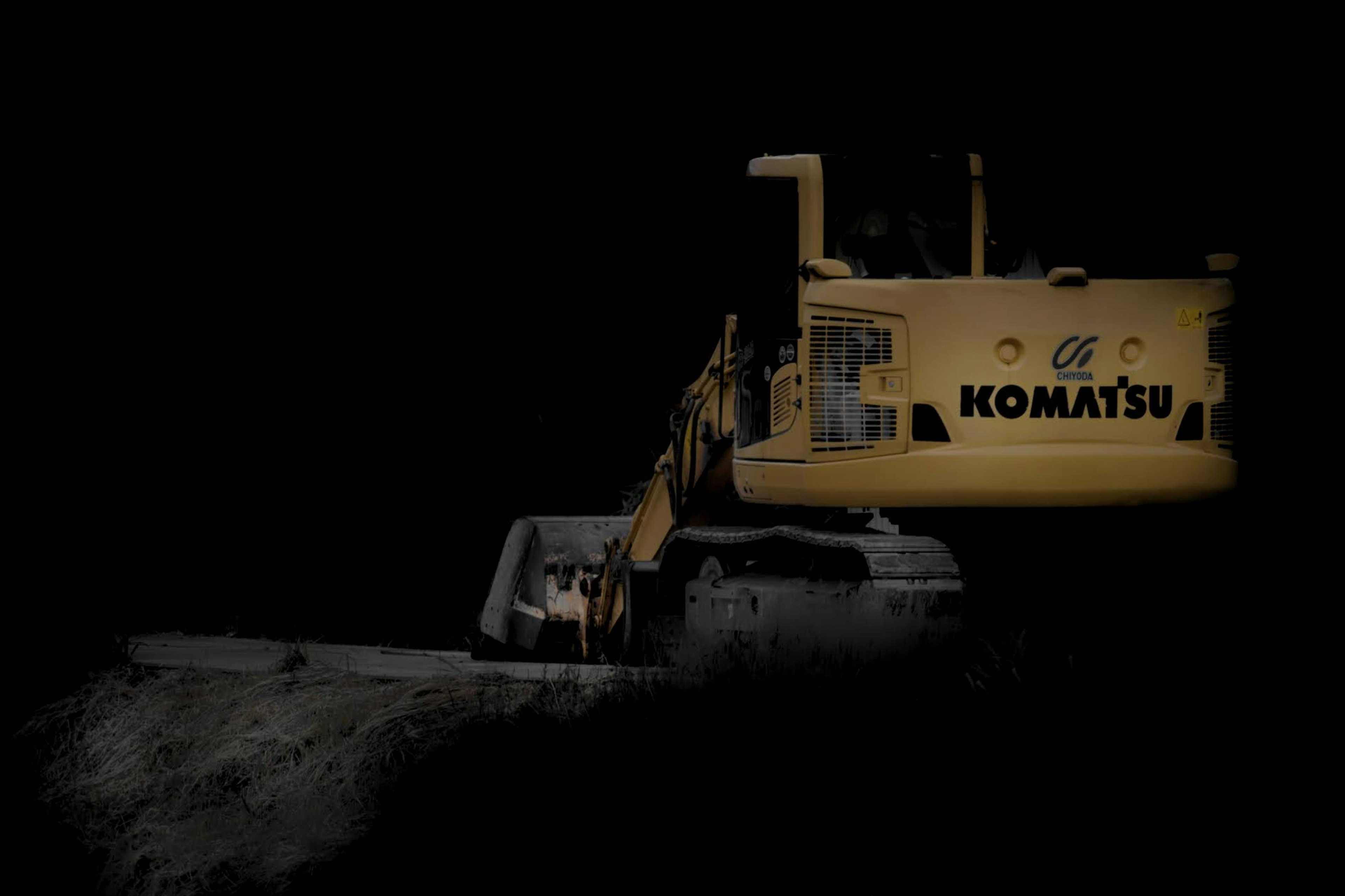 Ekskavator Komatsu bekerja dalam kegelapan