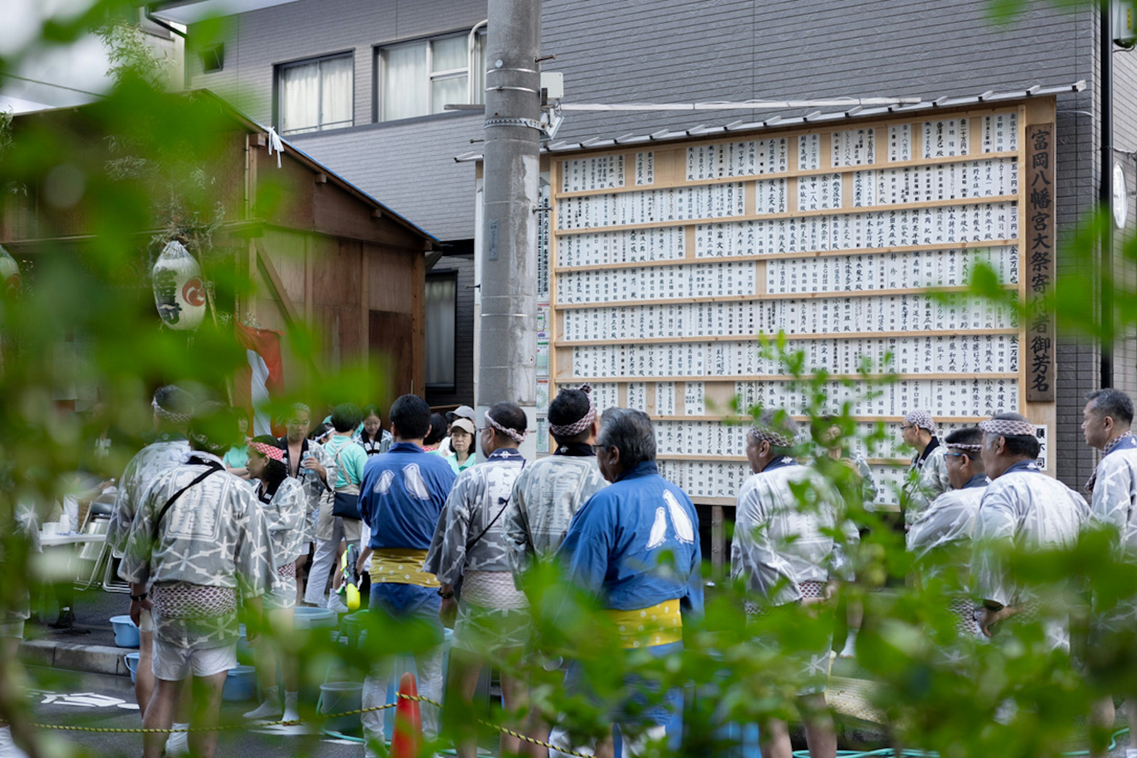 日本の伝統的な祭りに参加する人々が集まる風景