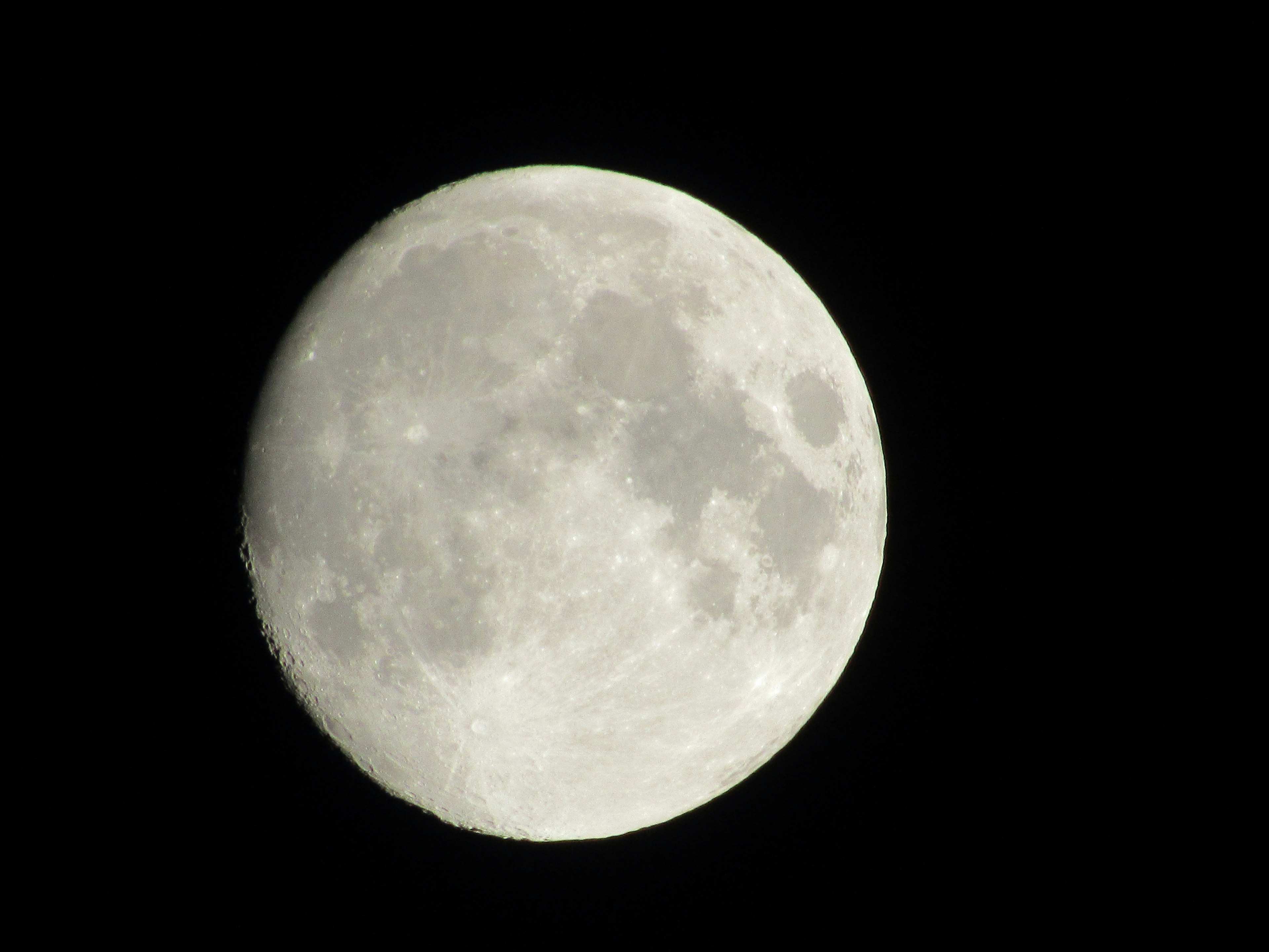 Lune pleine brillante dans le ciel nocturne