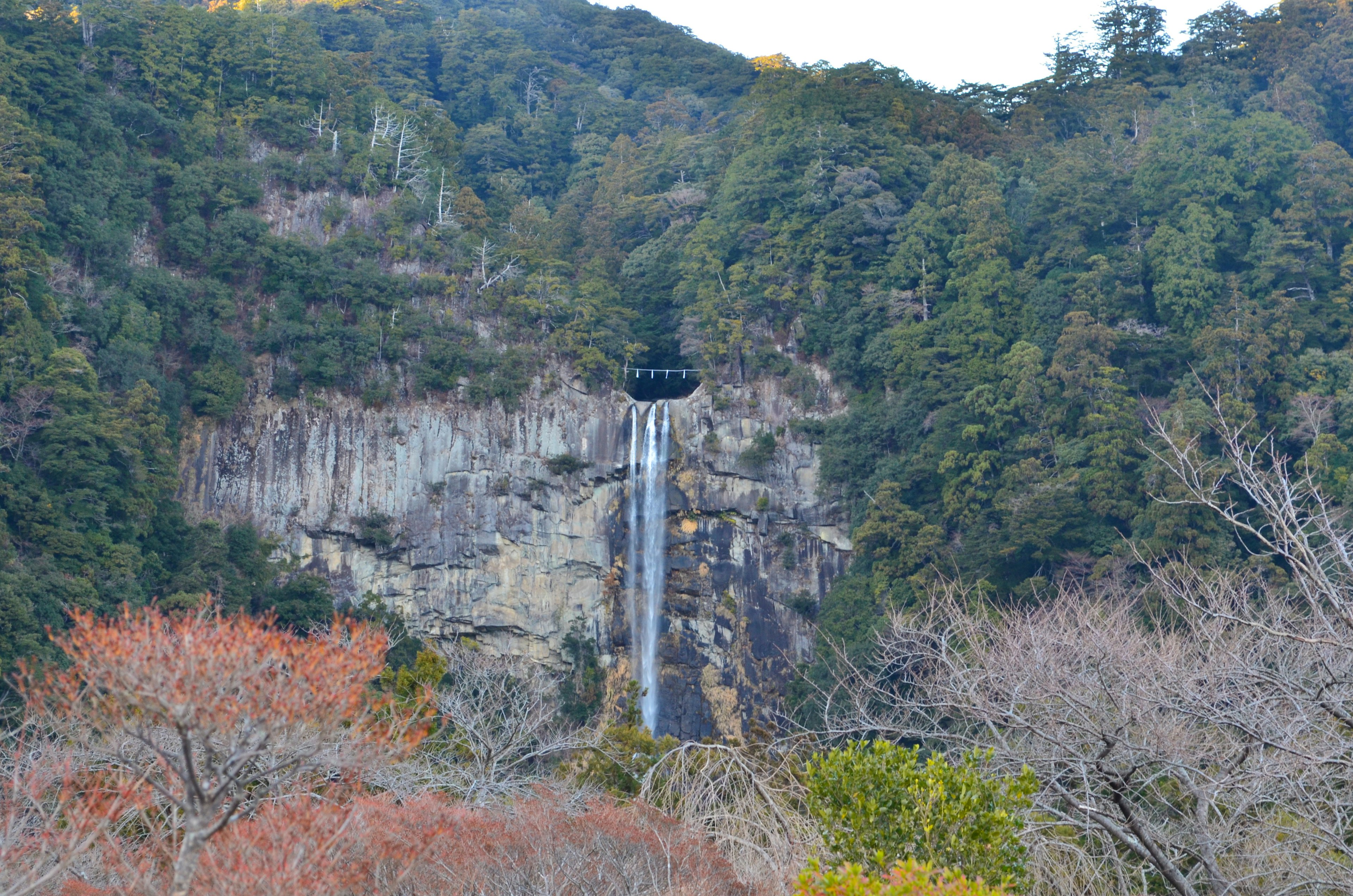 Eine malerische Aussicht auf einen Wasserfall, der von einem Berg fällt