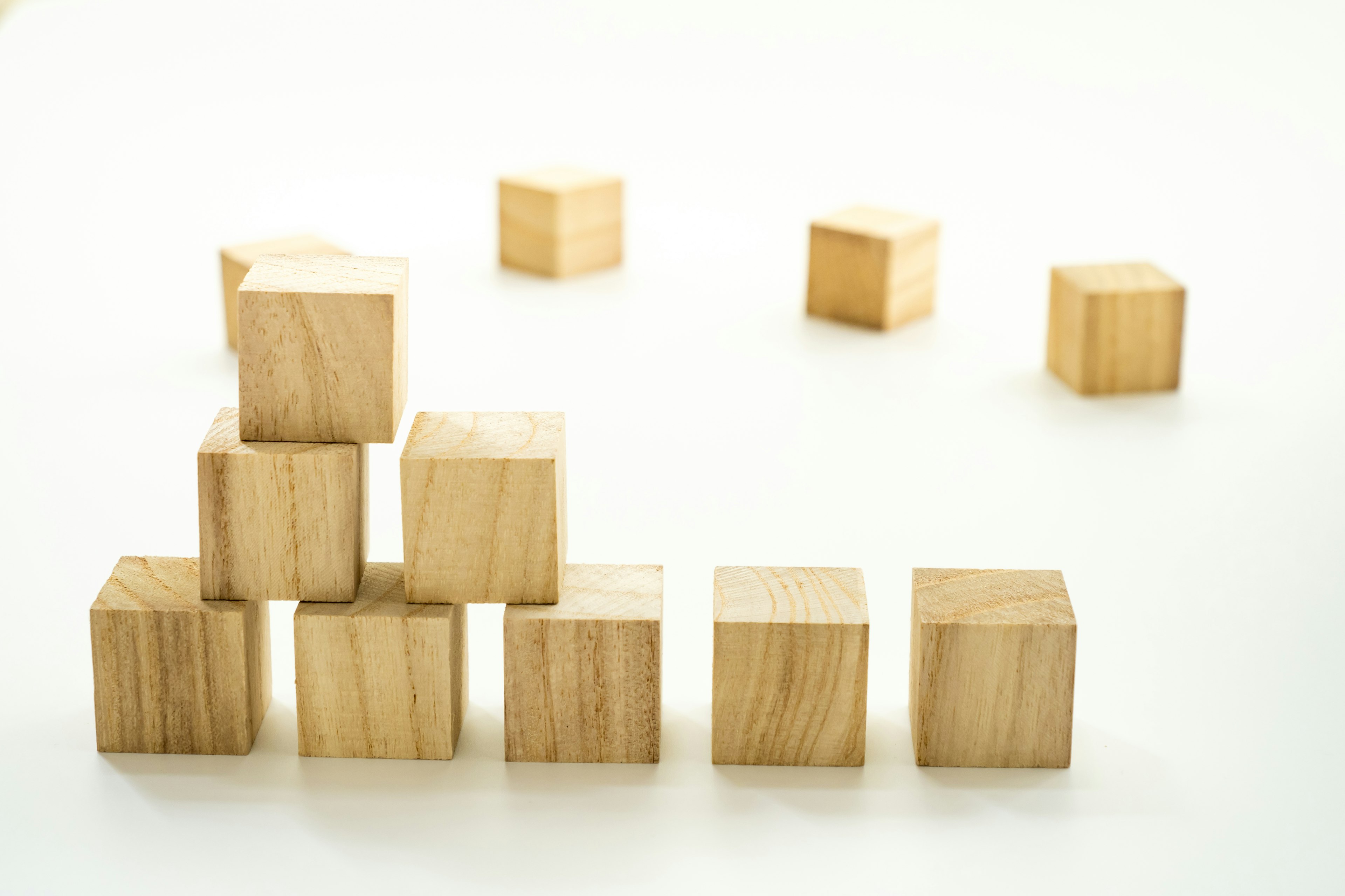 Image simple de cubes en bois disposés de manière ordonnée