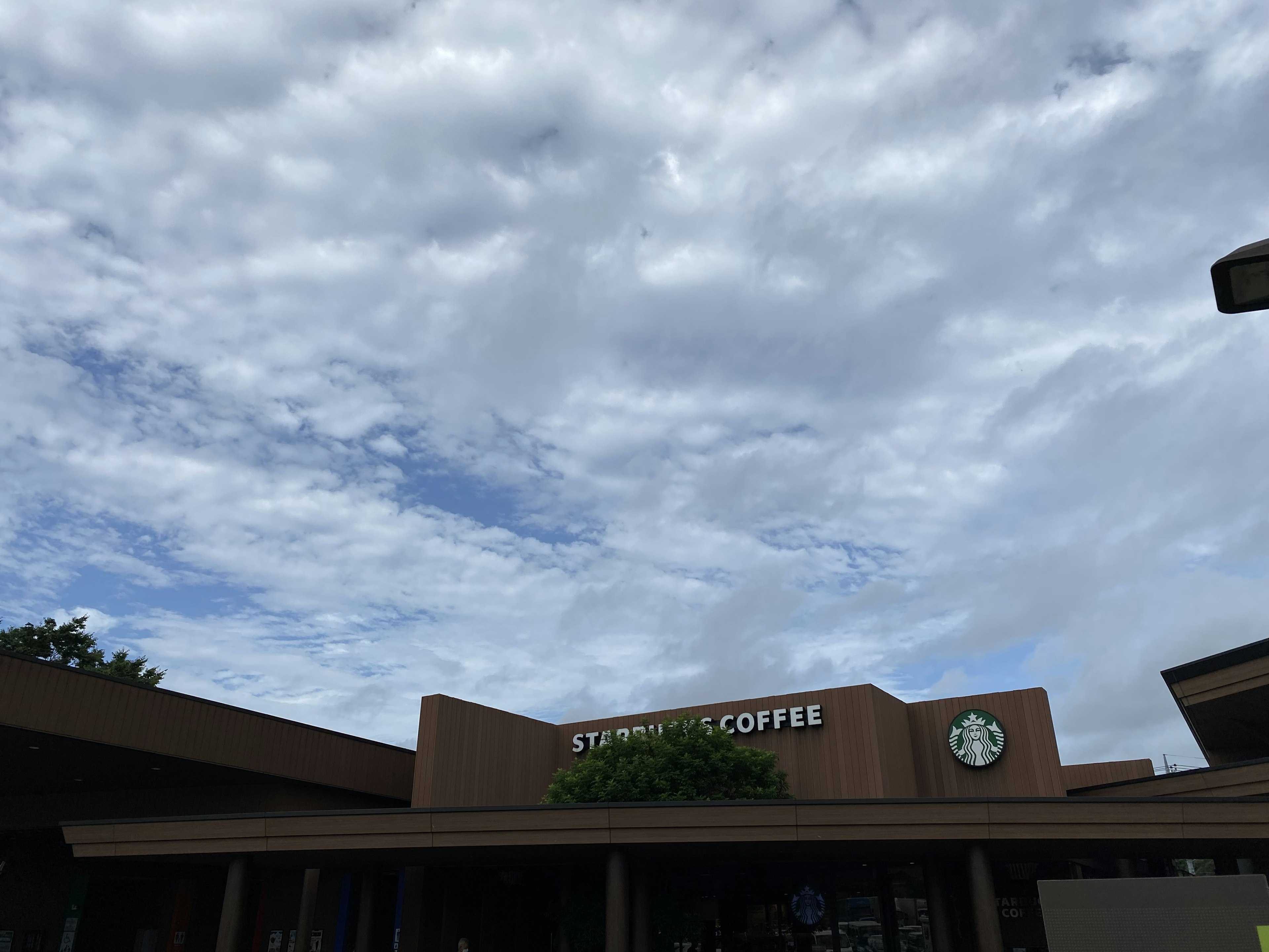 Exterior de una cafetería con cielo nublado