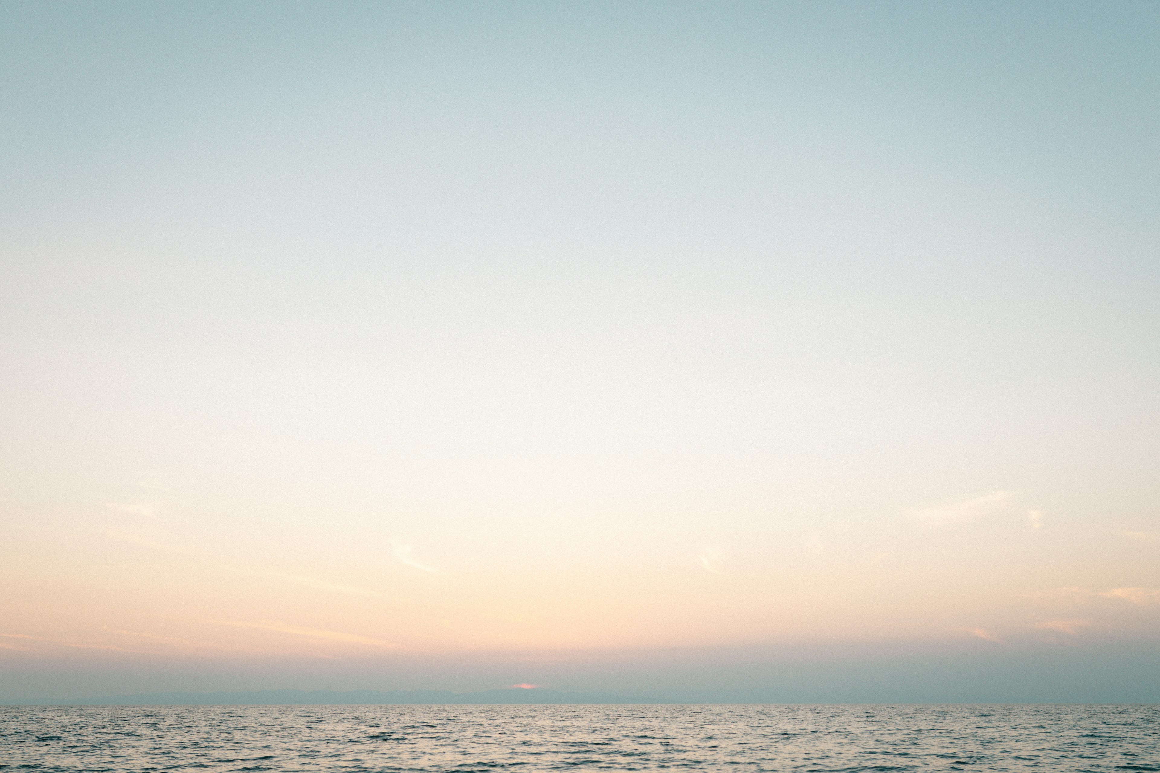 Vue de la mer calme avec des couleurs de ciel pastel douces