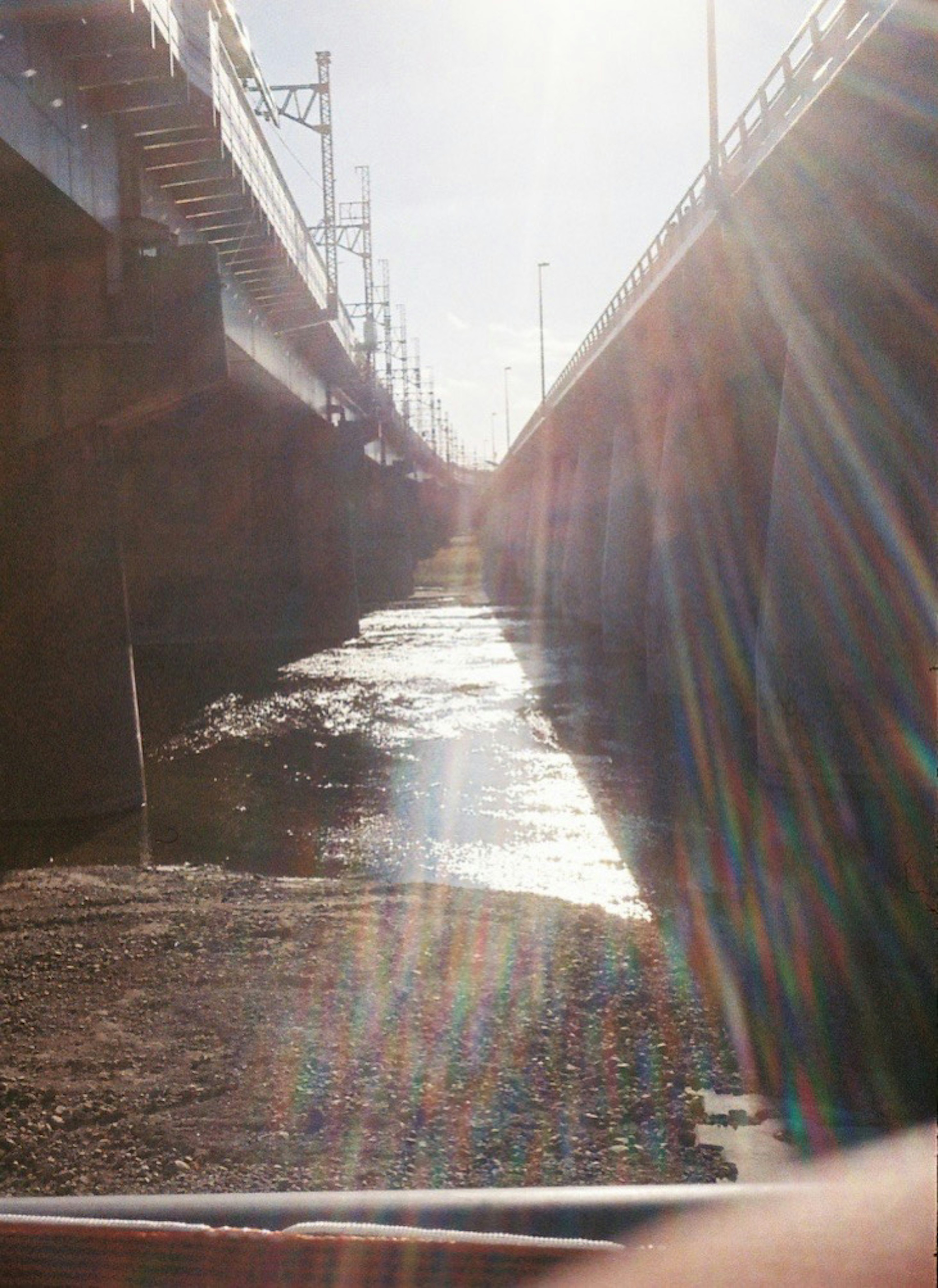 日差しが差し込む狭い水路の風景