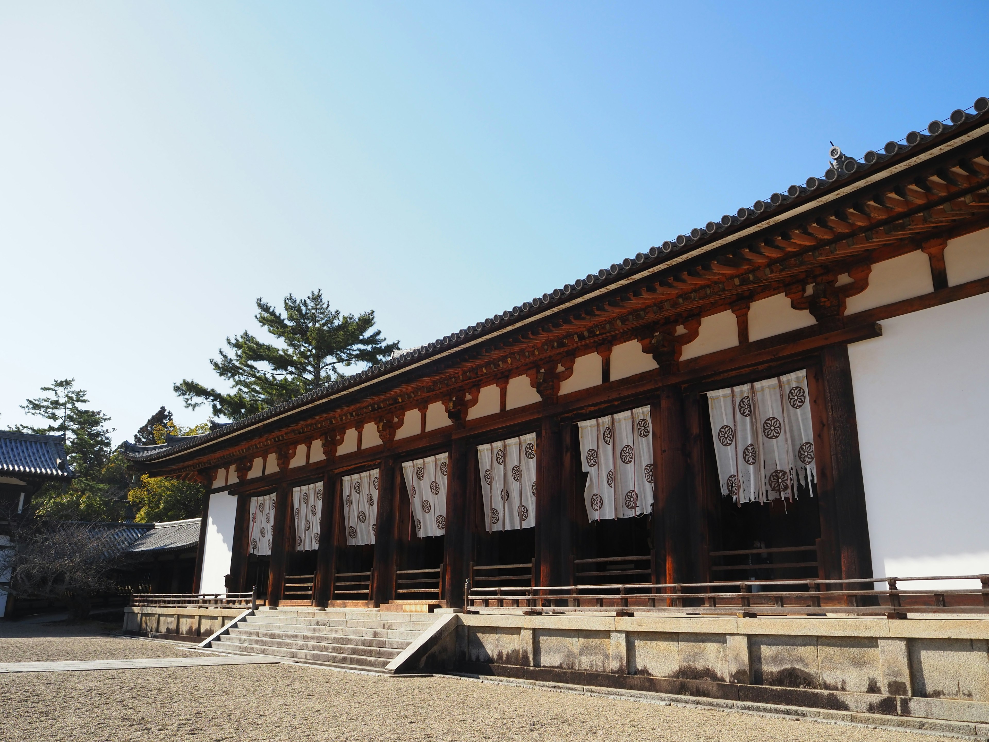 Traditionelles japanisches Holzgebäude unter klarem blauen Himmel