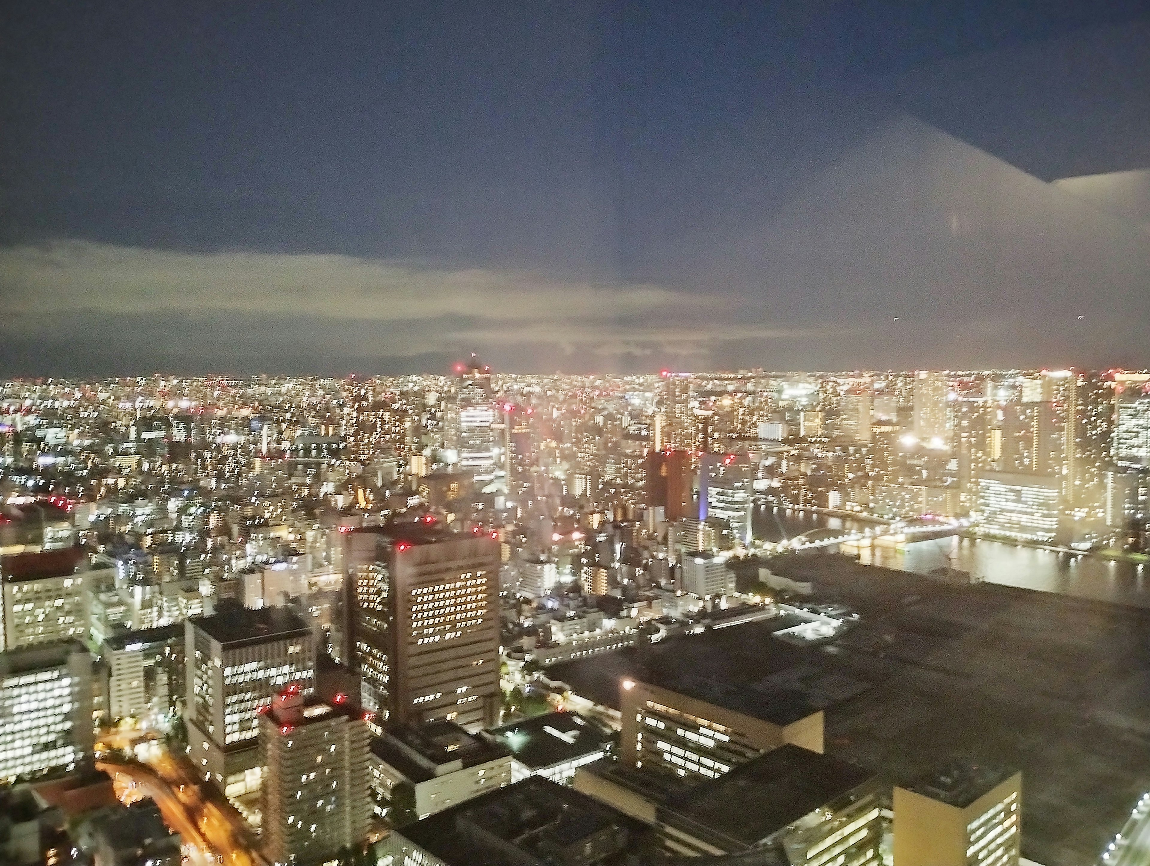 Tokio bei Nacht mit beleuchteten Wolkenkratzern