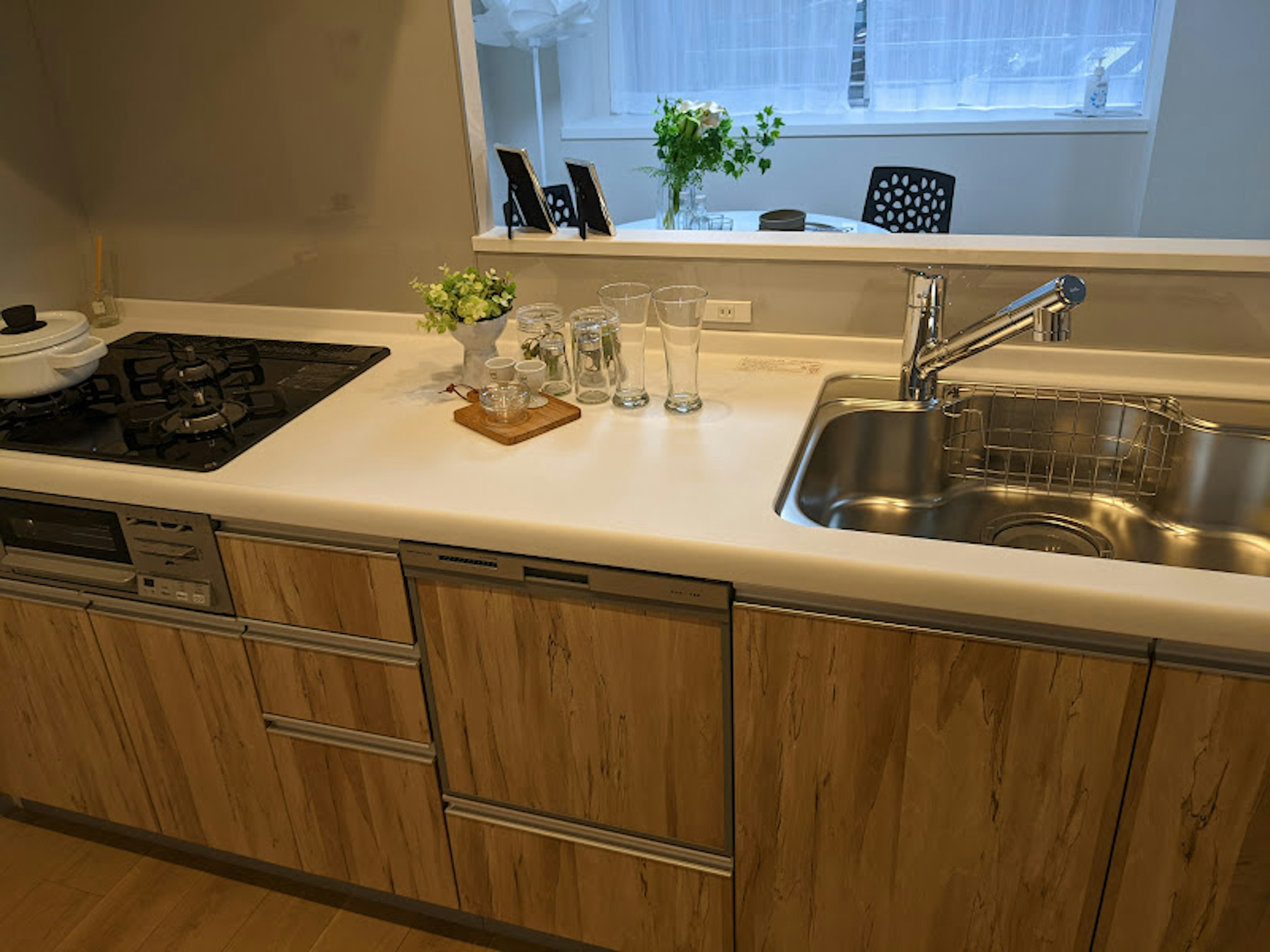 Encimera de cocina brillante con fregadero y estufa de gas con gabinetes de madera