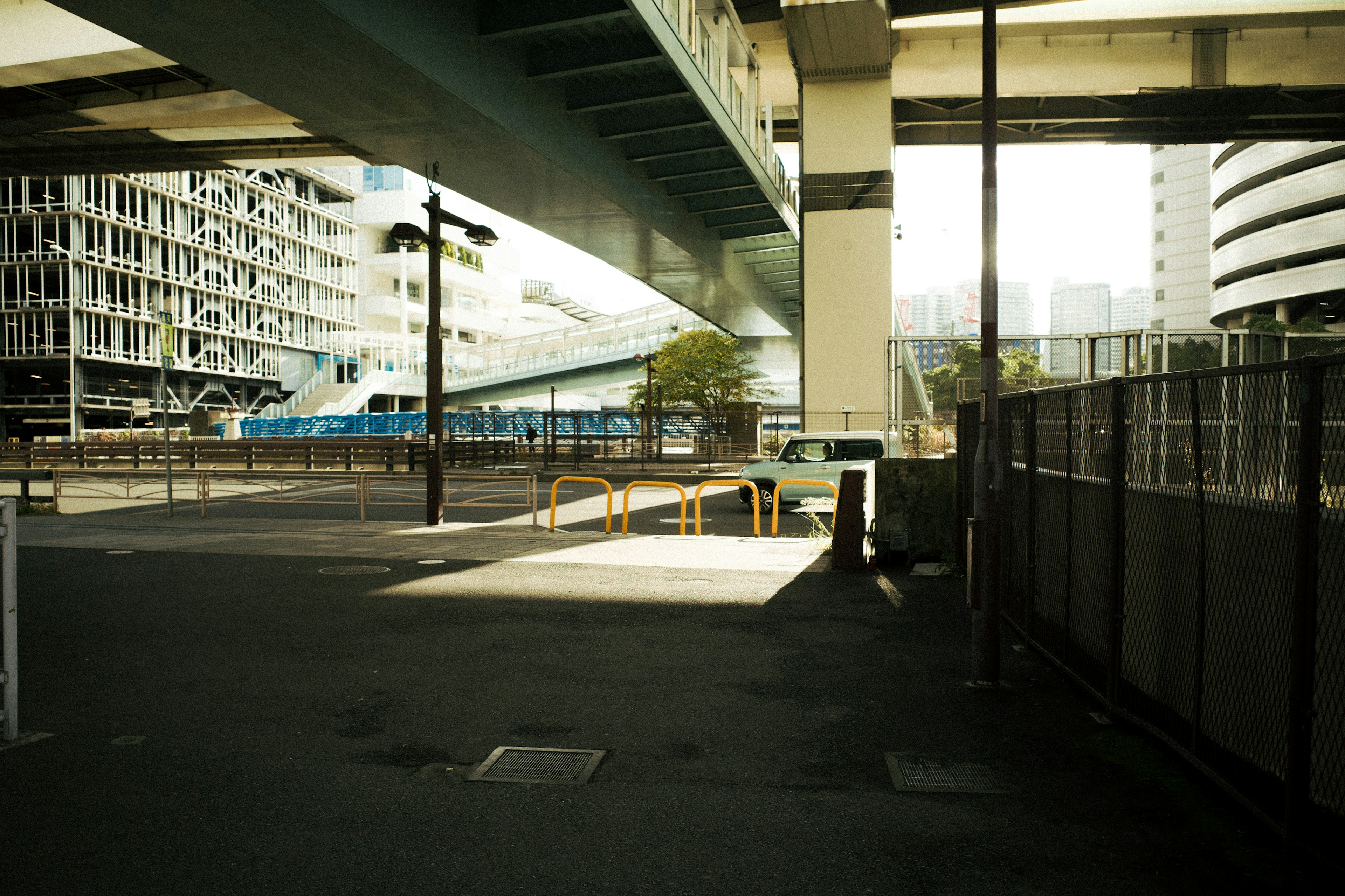 Städtische Landschaft mit Kontrast zwischen einer erhöhten Brücke und Gebäuden