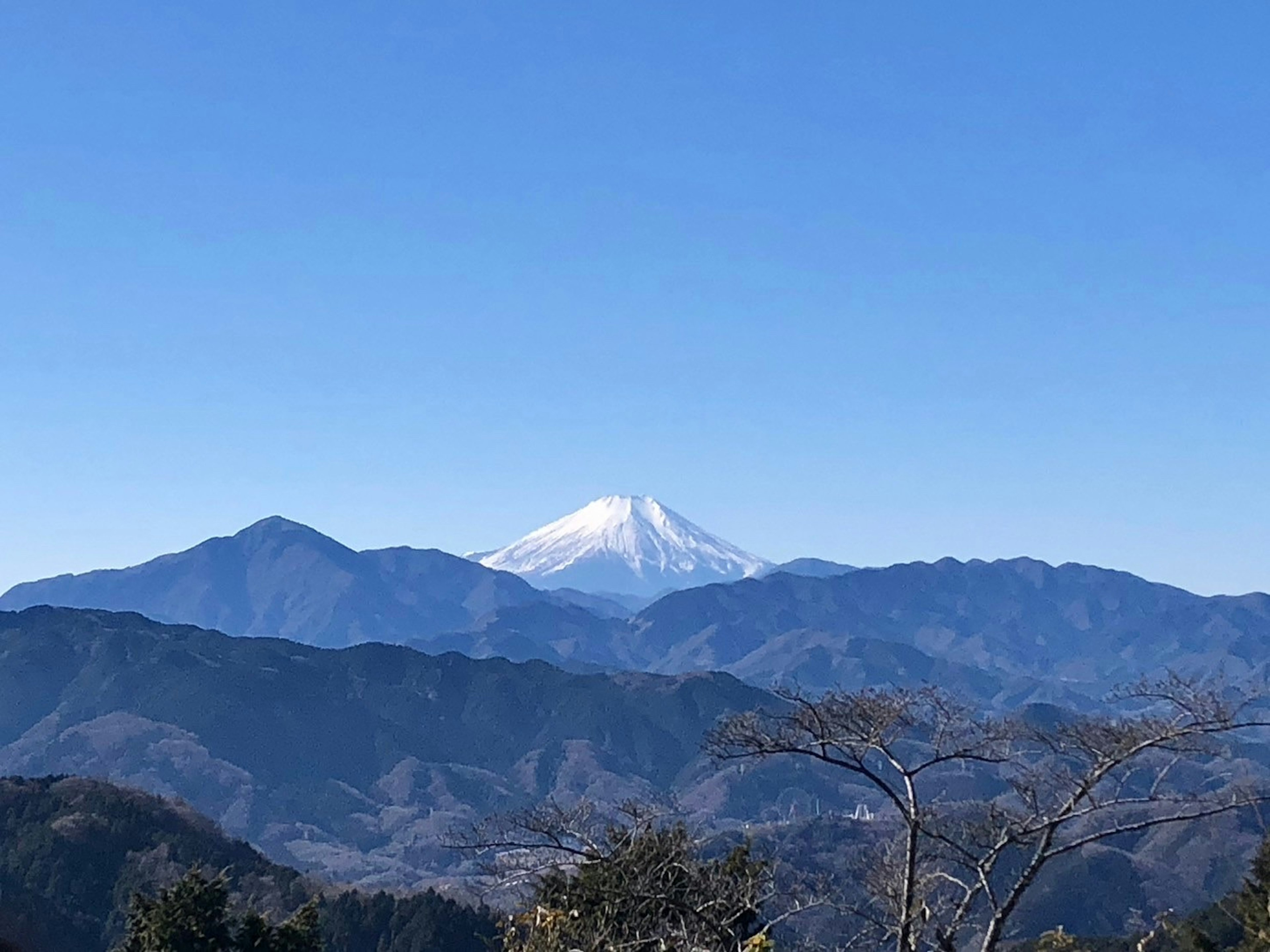 Schneebedeckter Fuji unter klarem blauen Himmel