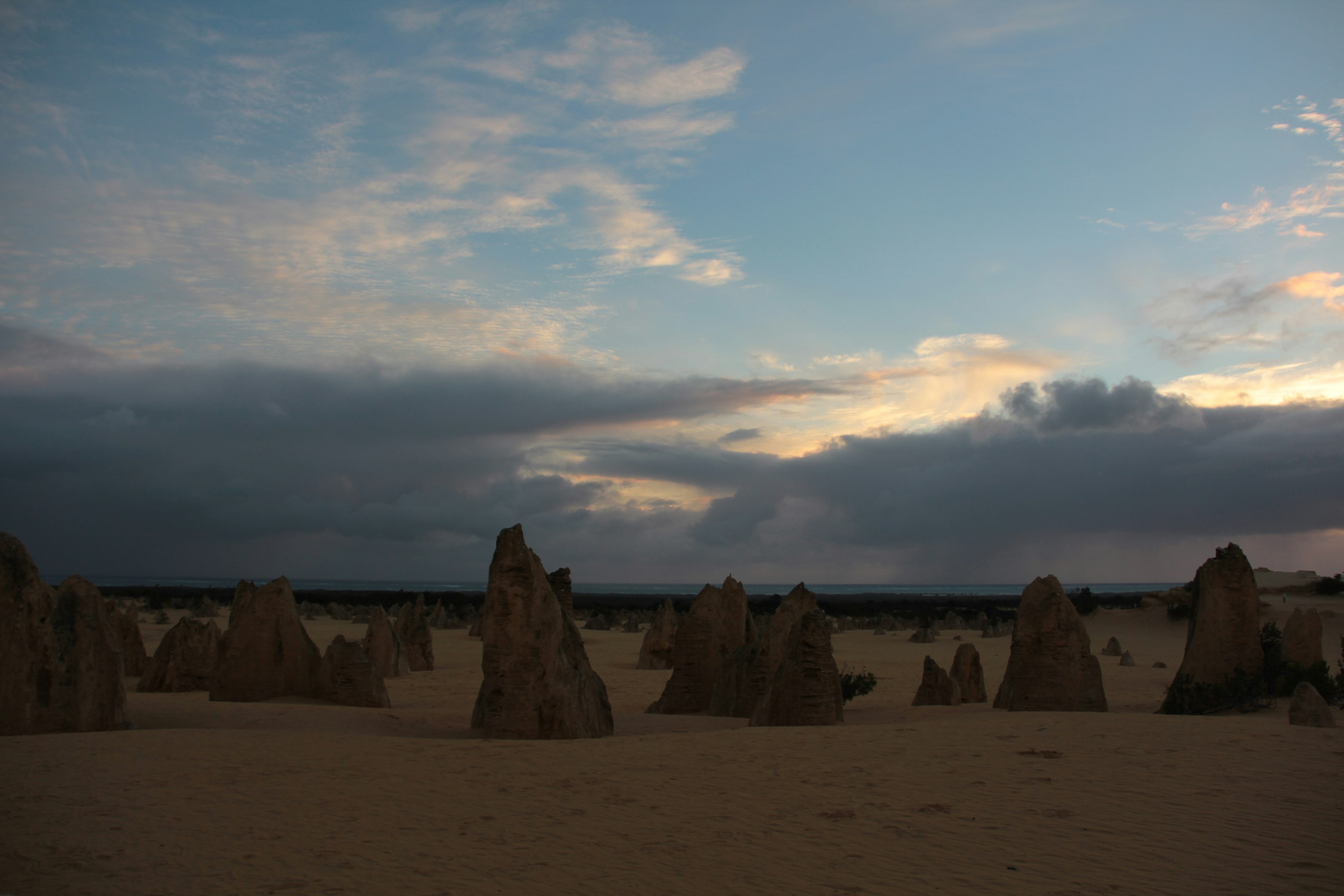 黄昏天空与沙漠中的岩石 formations