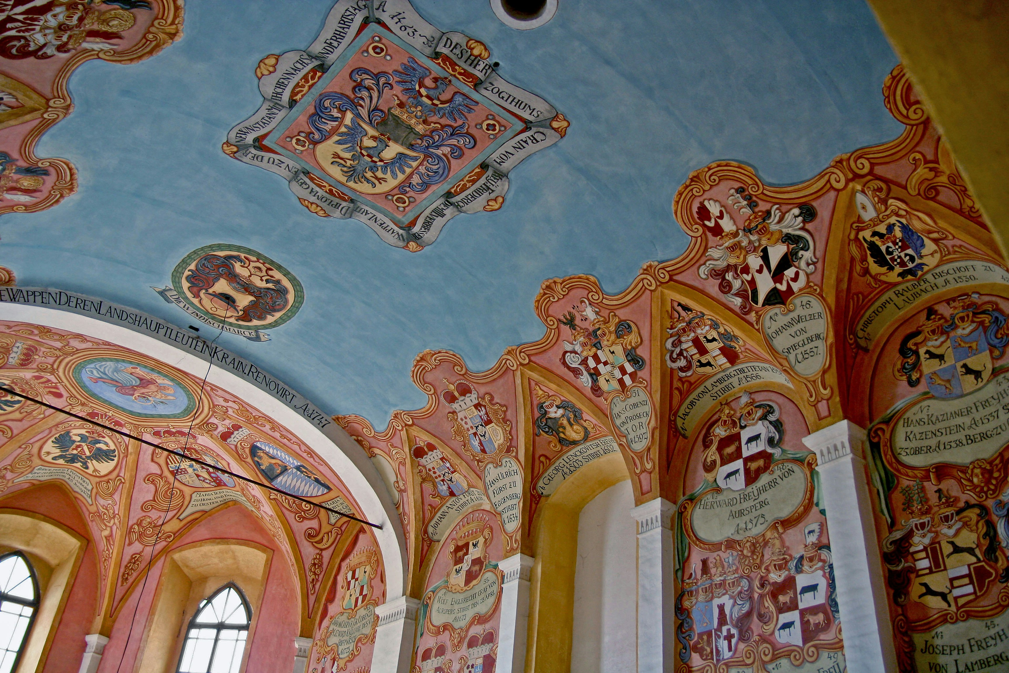 Vista interior de una iglesia con hermosas pinturas en el techo y las paredes