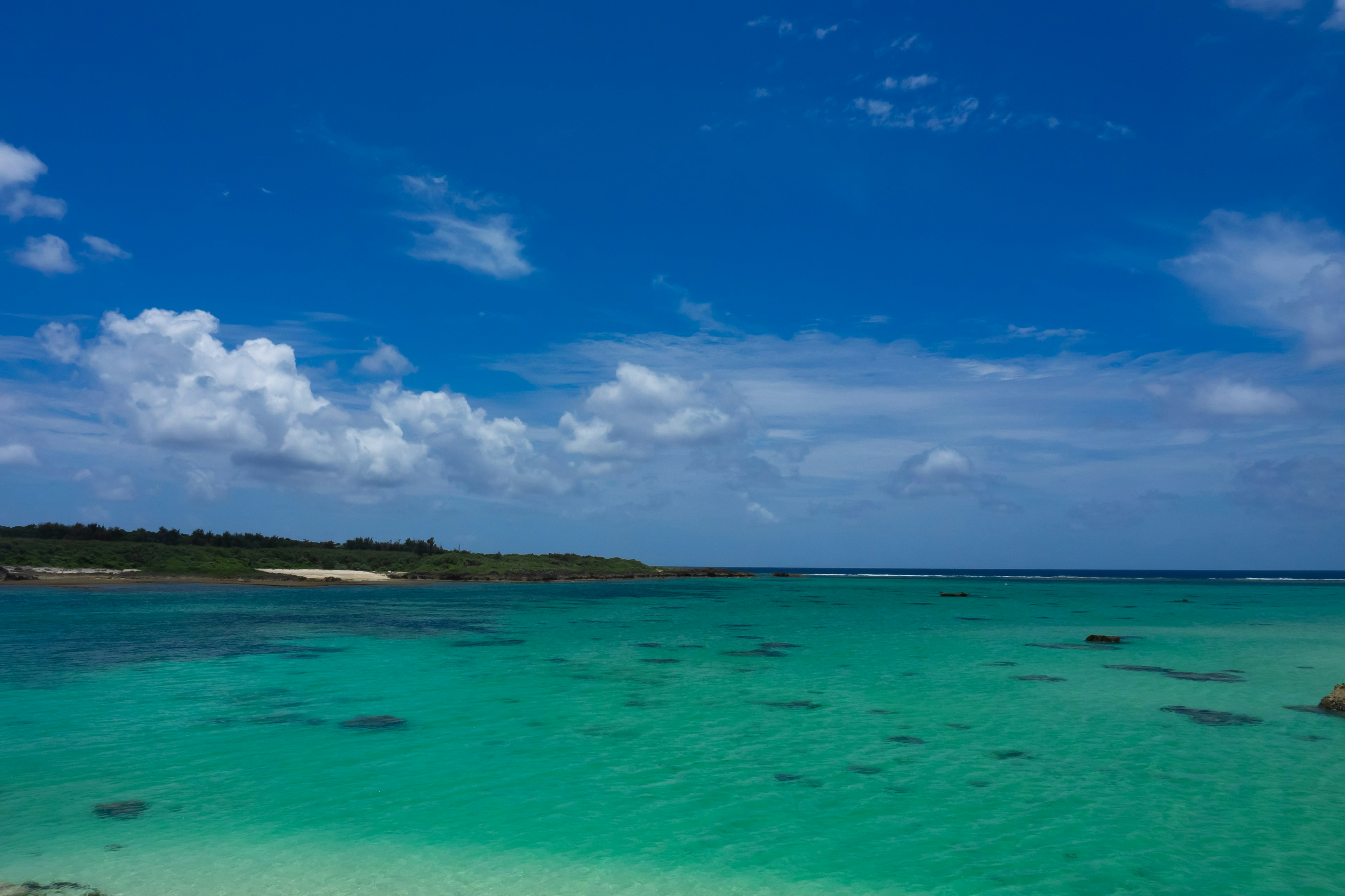 Paysage de plage magnifique avec océan bleu et nuages blancs