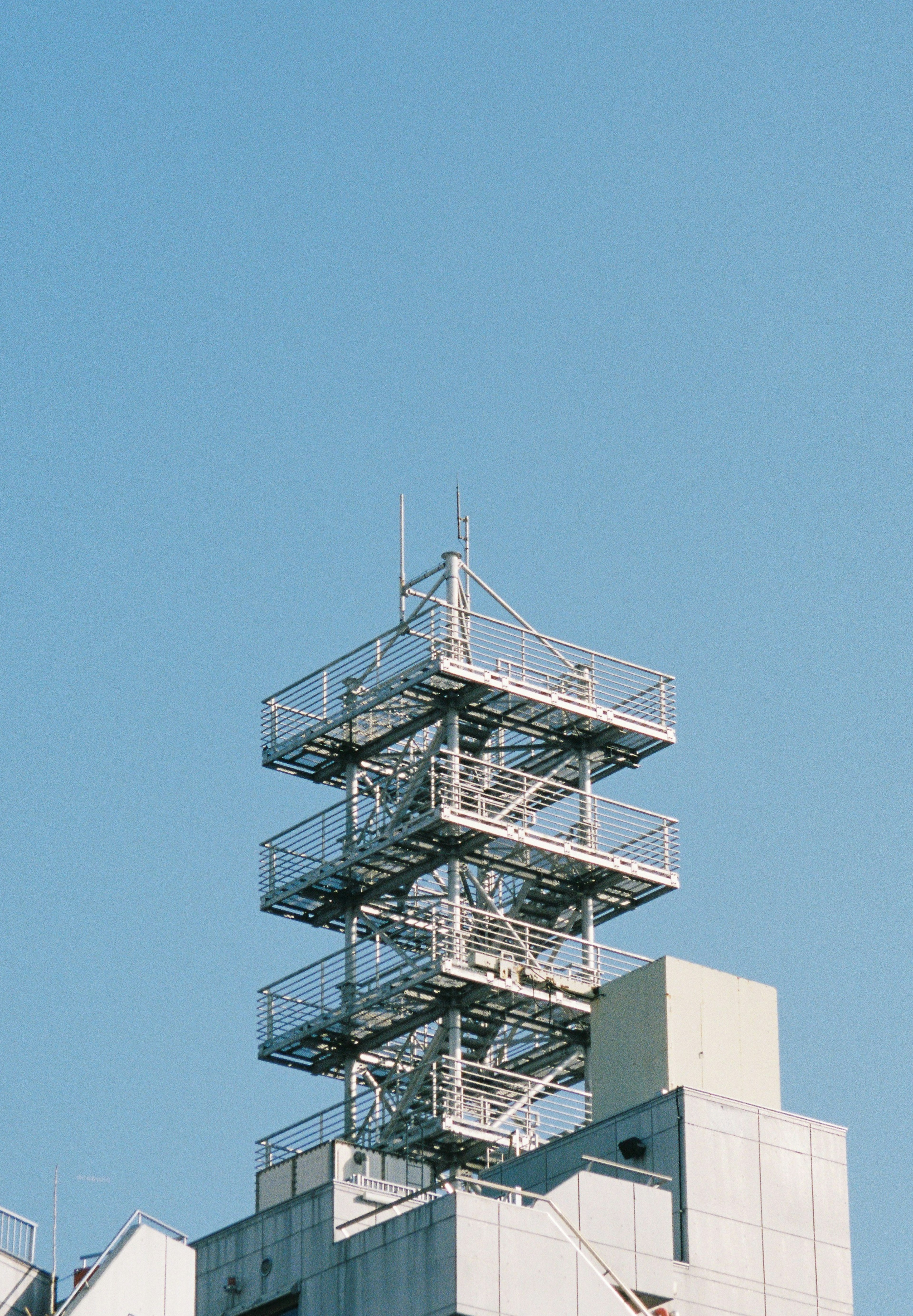 Structure d'escalier en métal sous un ciel bleu clair