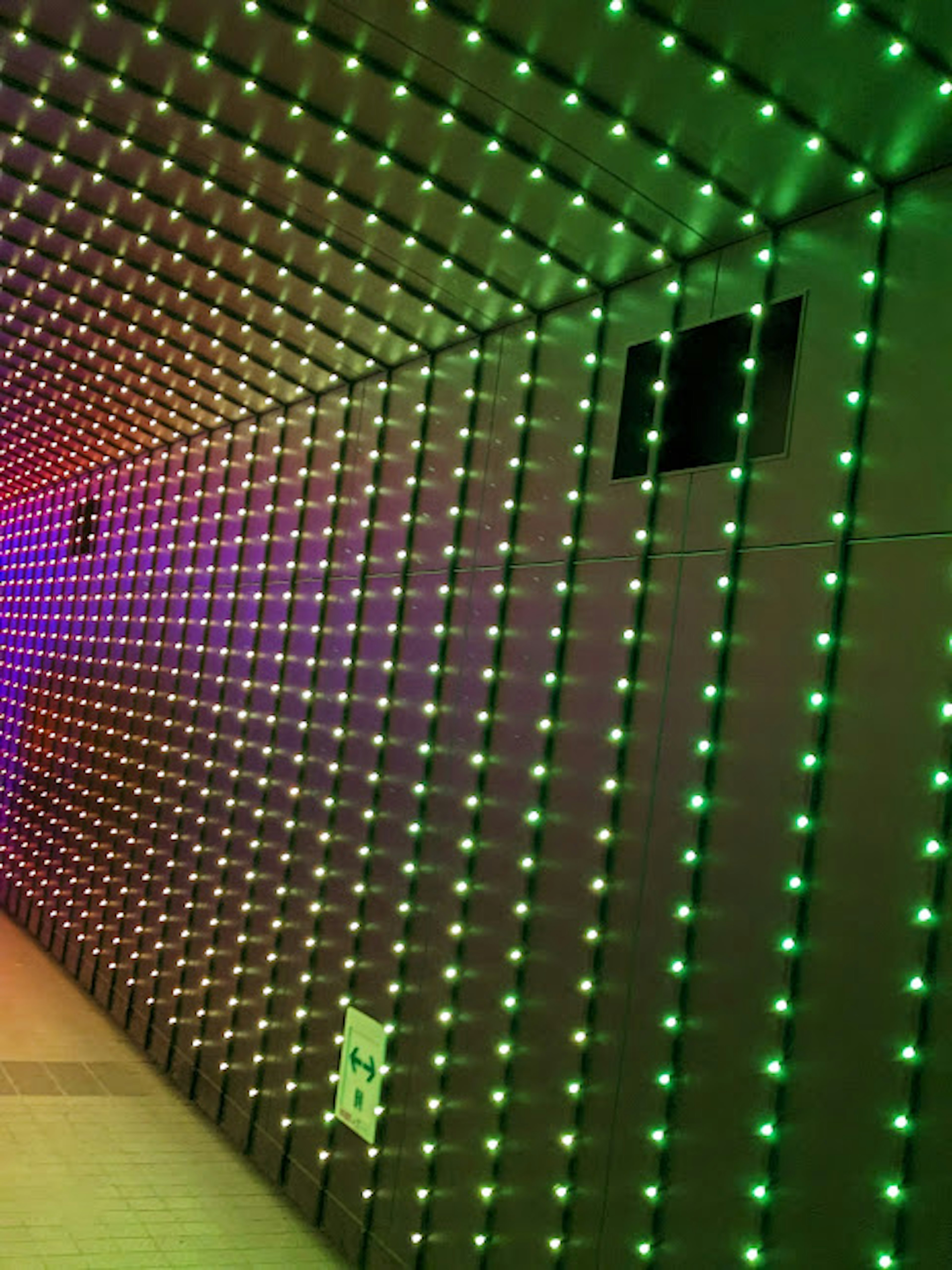 Mur de tunnel avec éclairage LED vert