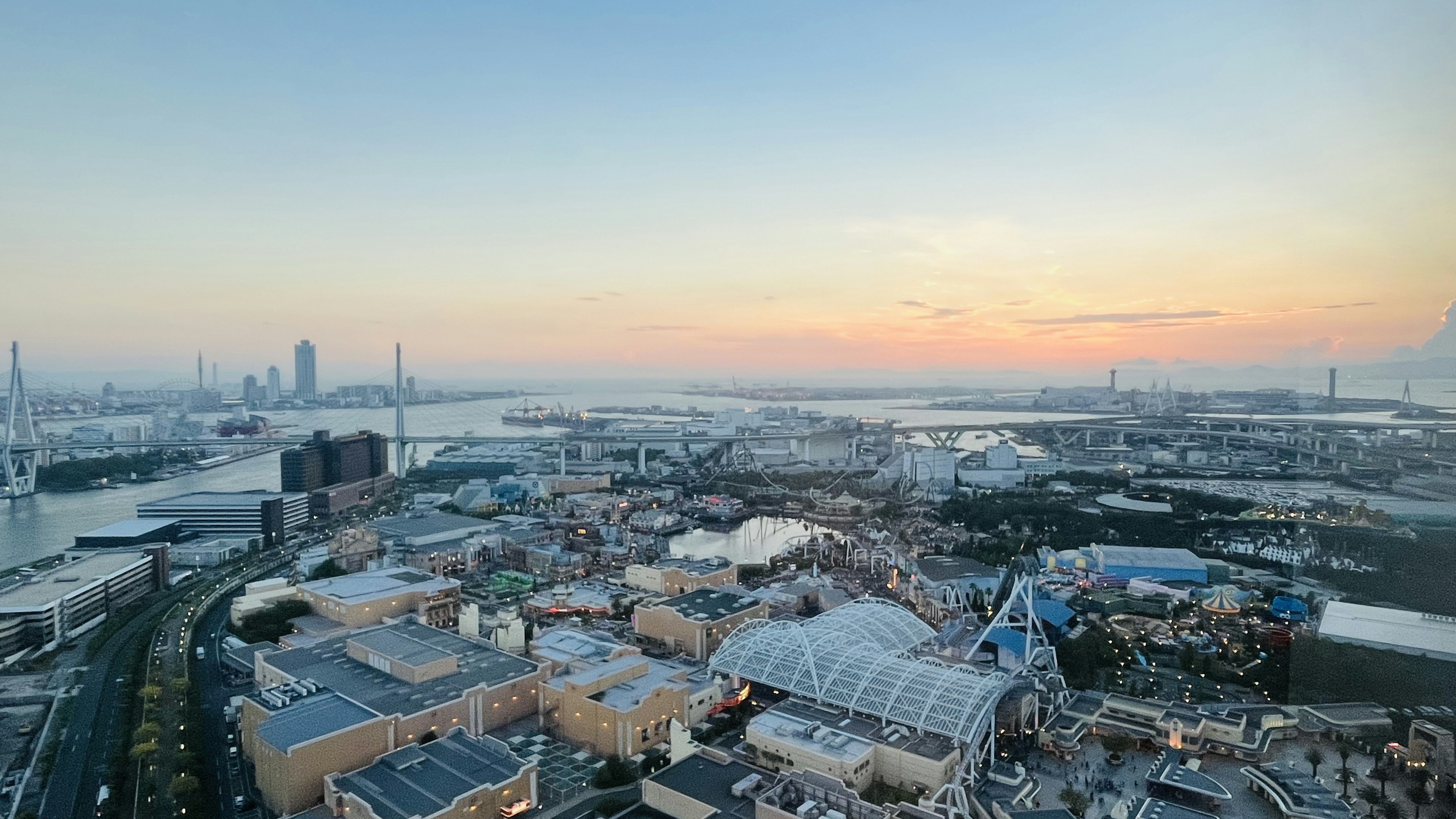 Panoramablick von einem Hochhaus mit einem schönen Sonnenuntergang über dem Meer und der Stadtlandschaft