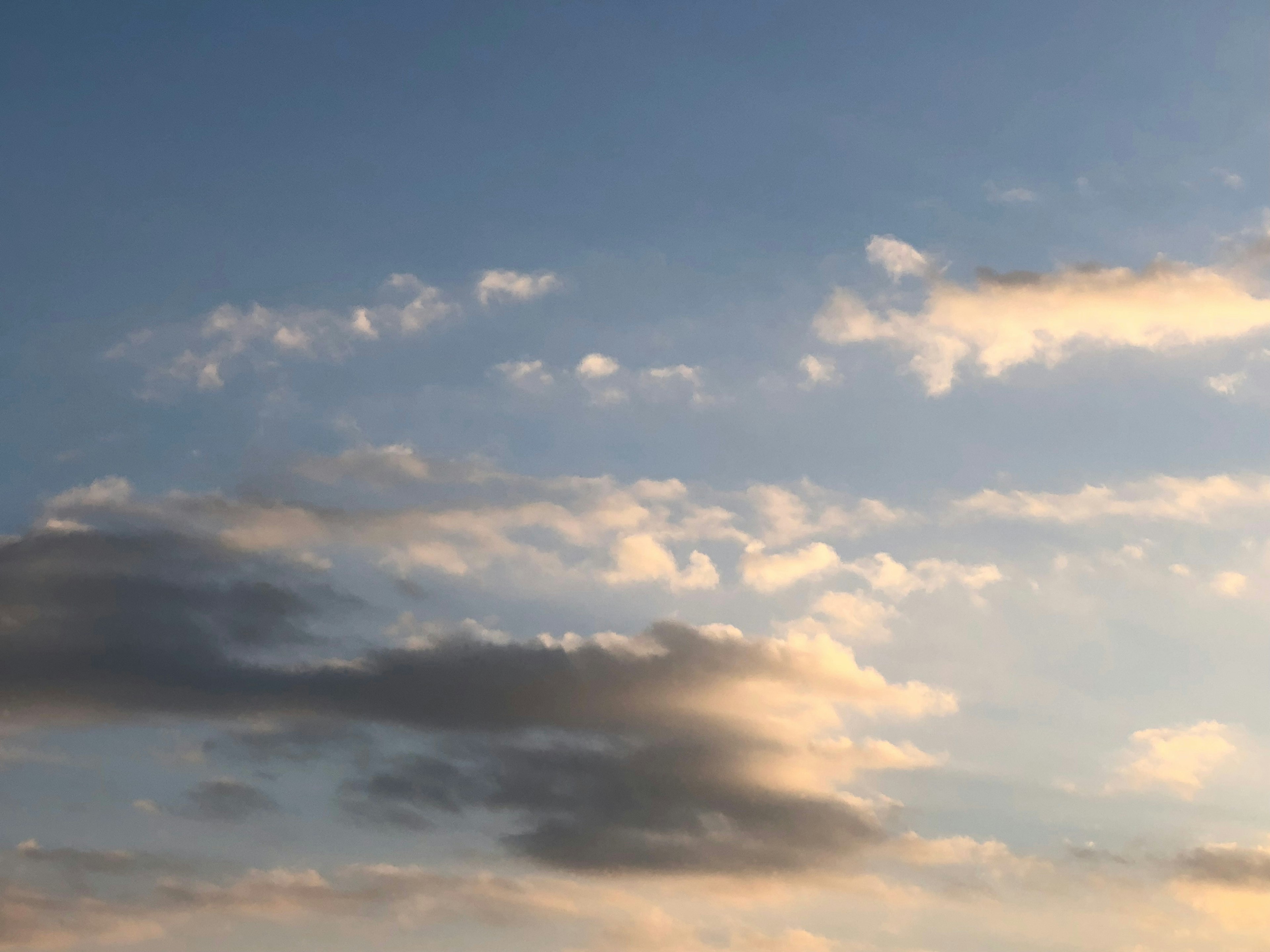 Blauer Himmel mit weißen Wolken und sanftem Licht