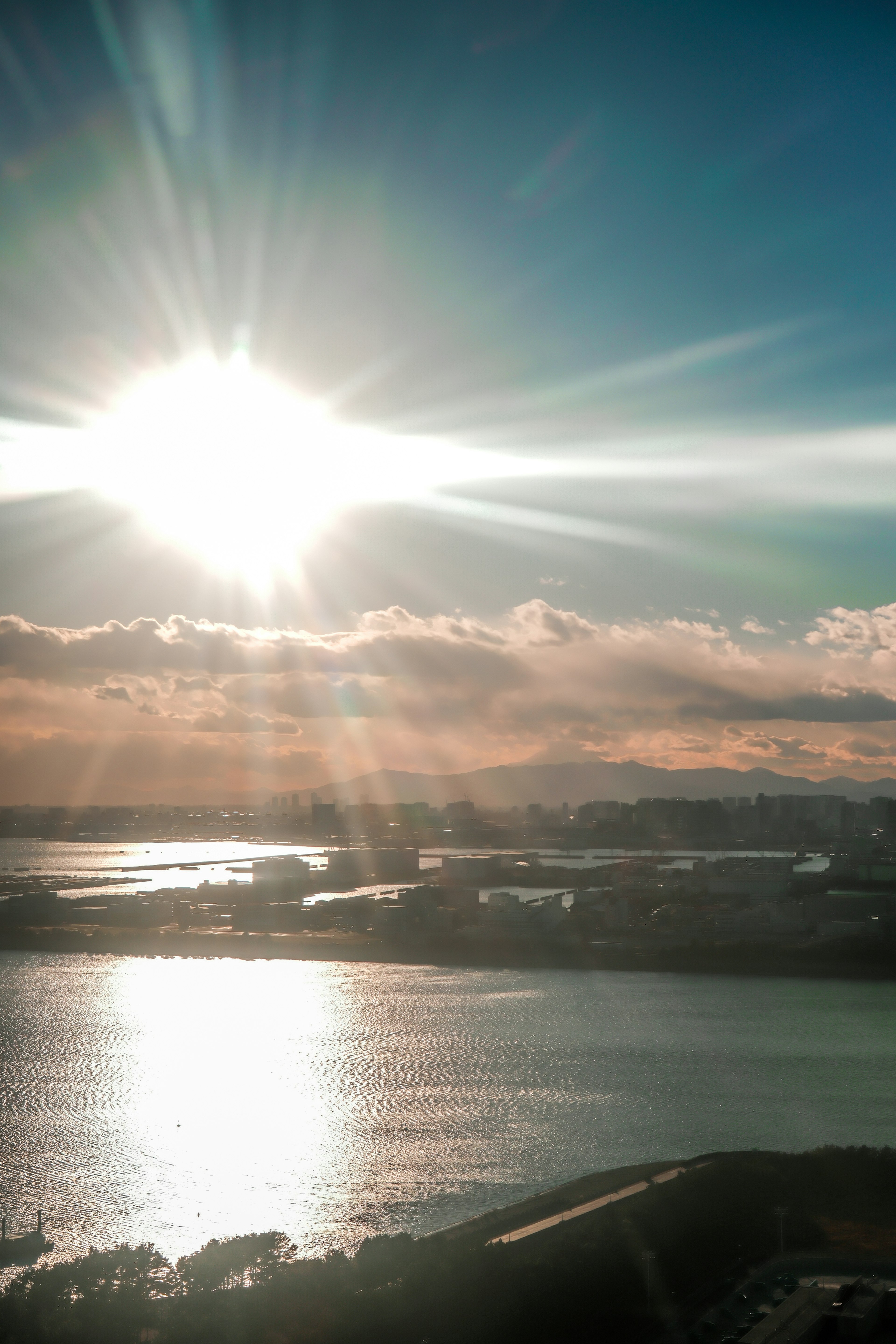 Bellissimo paesaggio con luce solare che si riflette sulla superficie dell'acqua