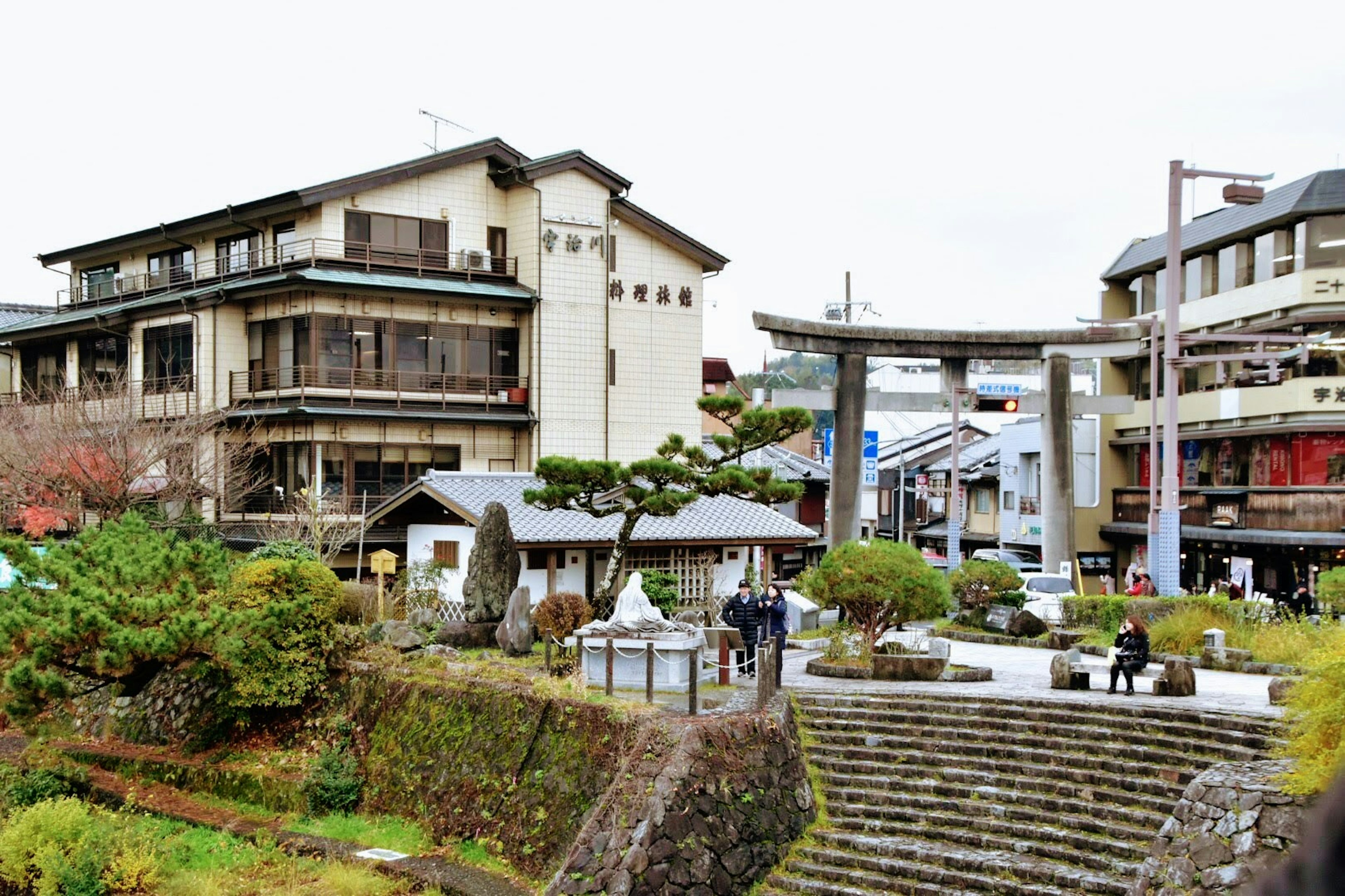 伝統的な日本の建物と神社の鳥居が見える風景