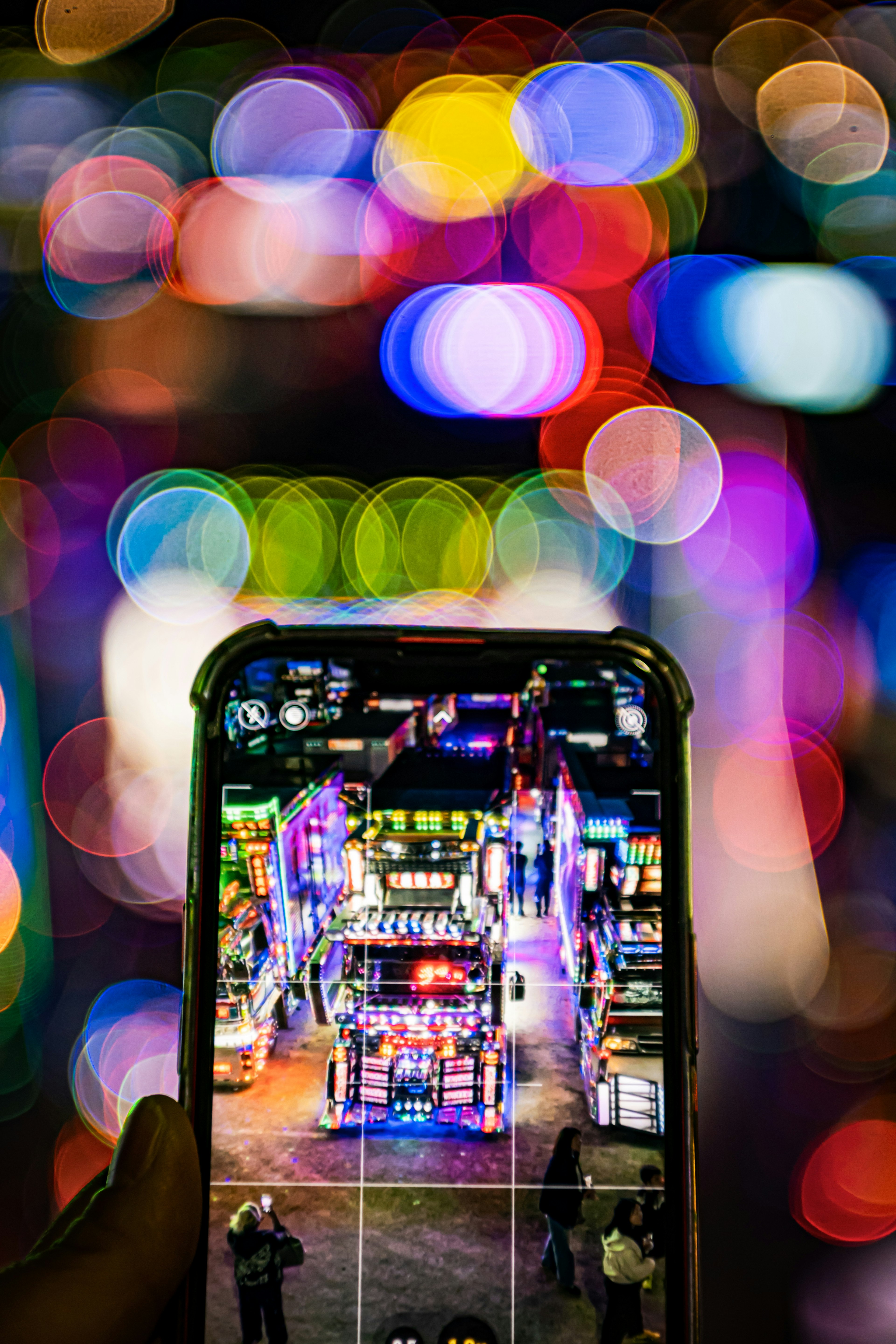 Một chiếc smartphone hiển thị cảnh quan thành phố neon đầy màu sắc với nền mờ
