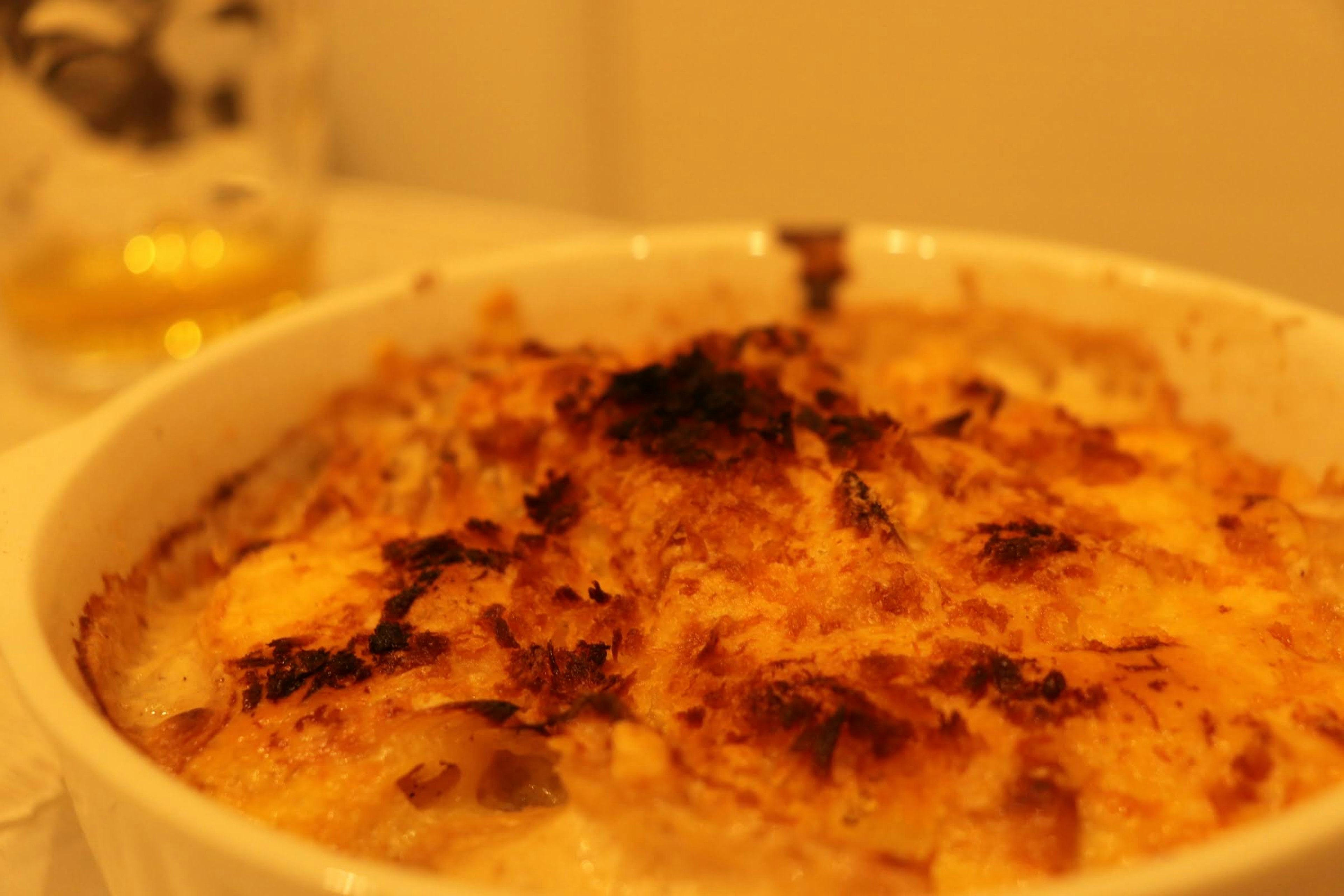 Piatto di gratin cremoso con crosta dorata