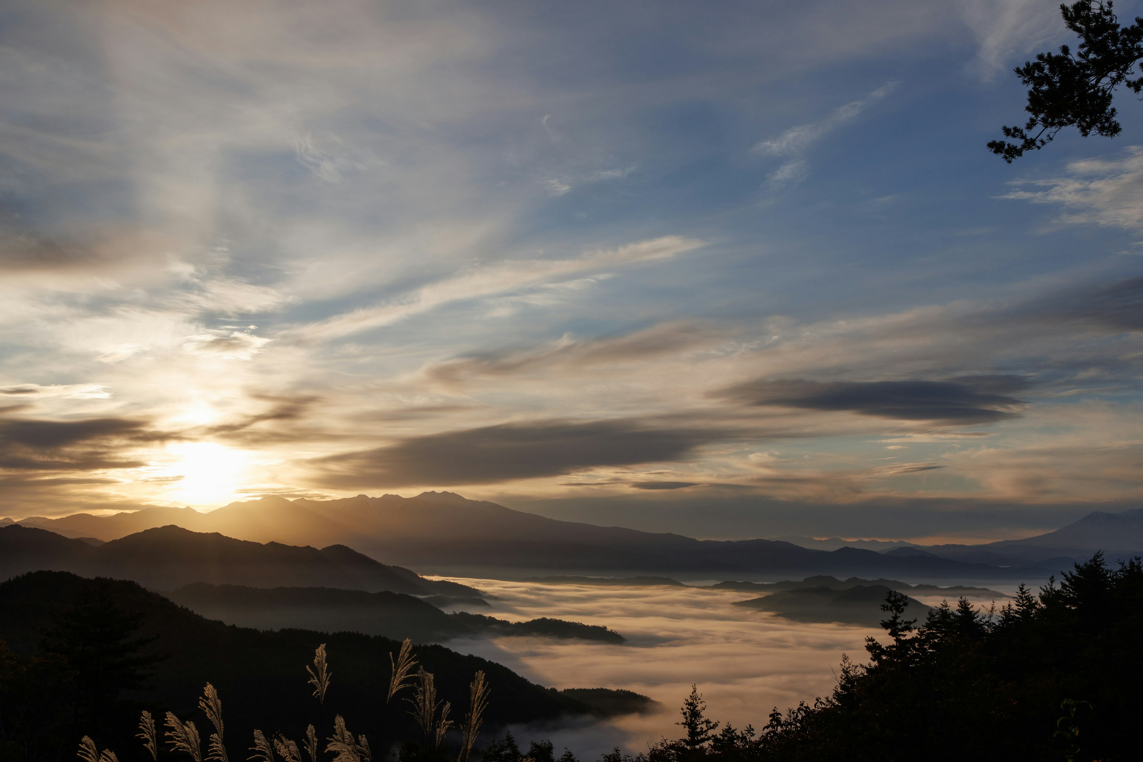 Schöner Sonnenaufgang mit Bergen und nebelbedeckten Tälern