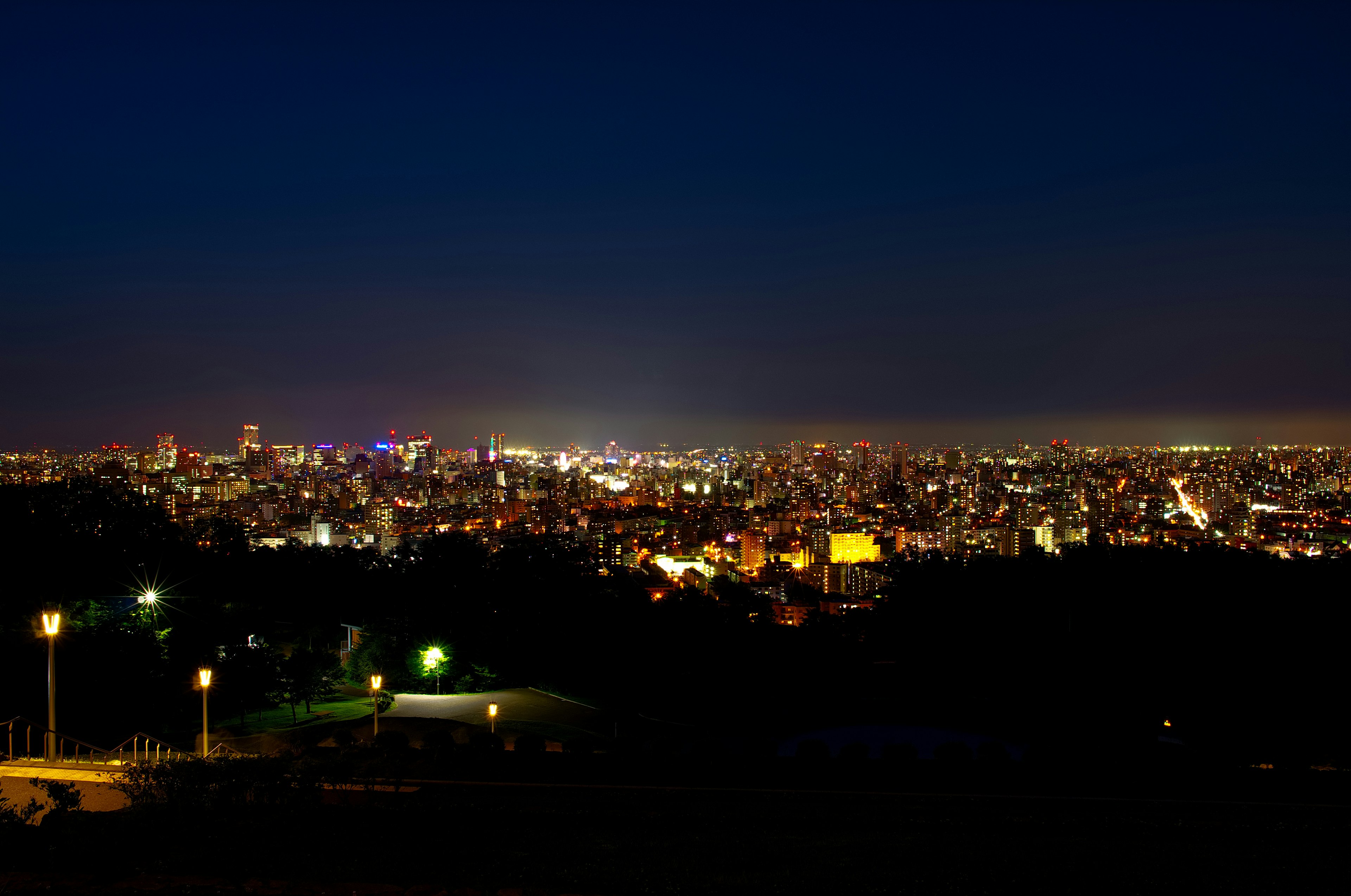 夜景の都市風景 明るい建物と街灯が輝く