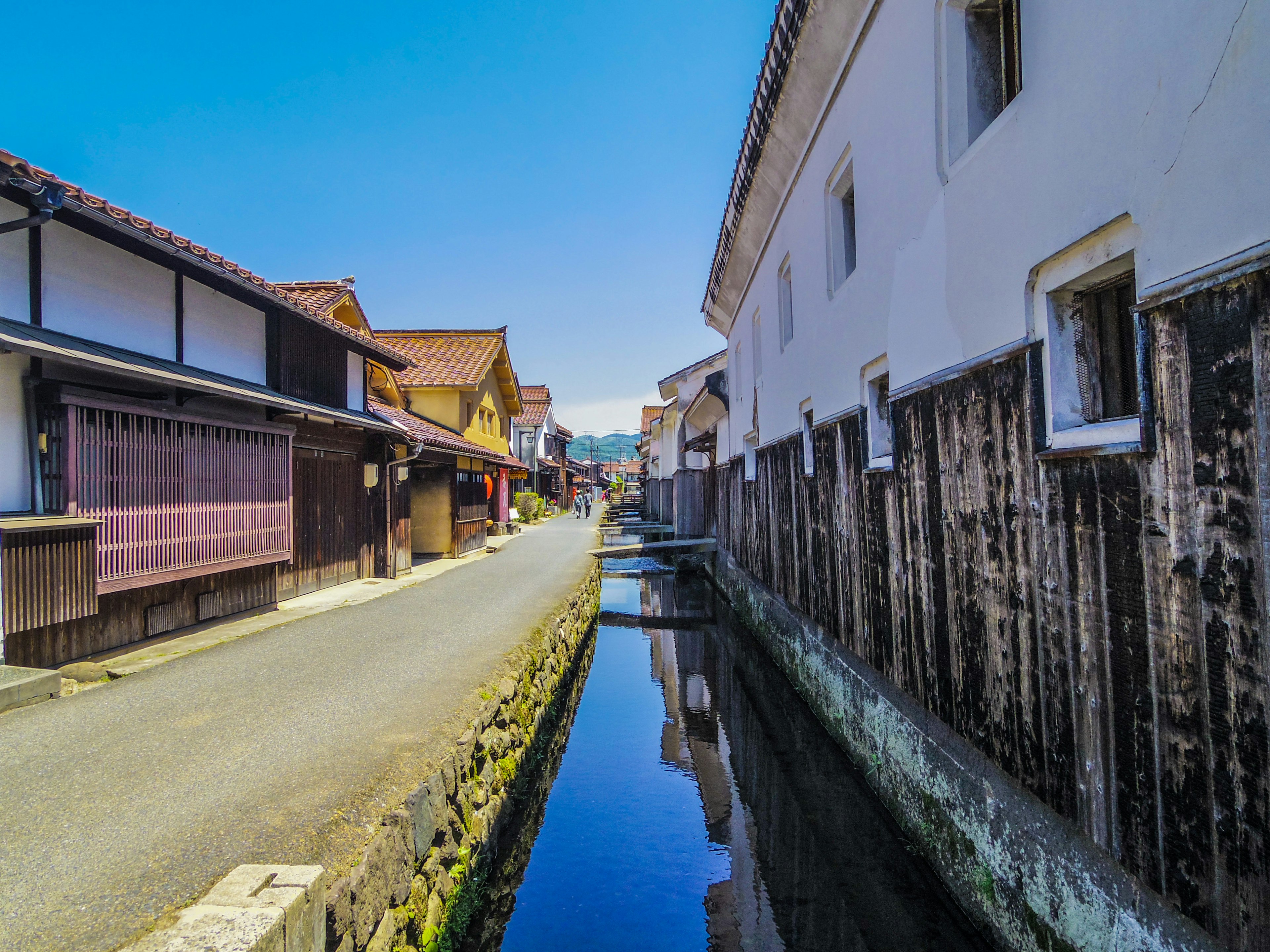 Malersicher Blick auf traditionelle Straßen mit einem Kanal