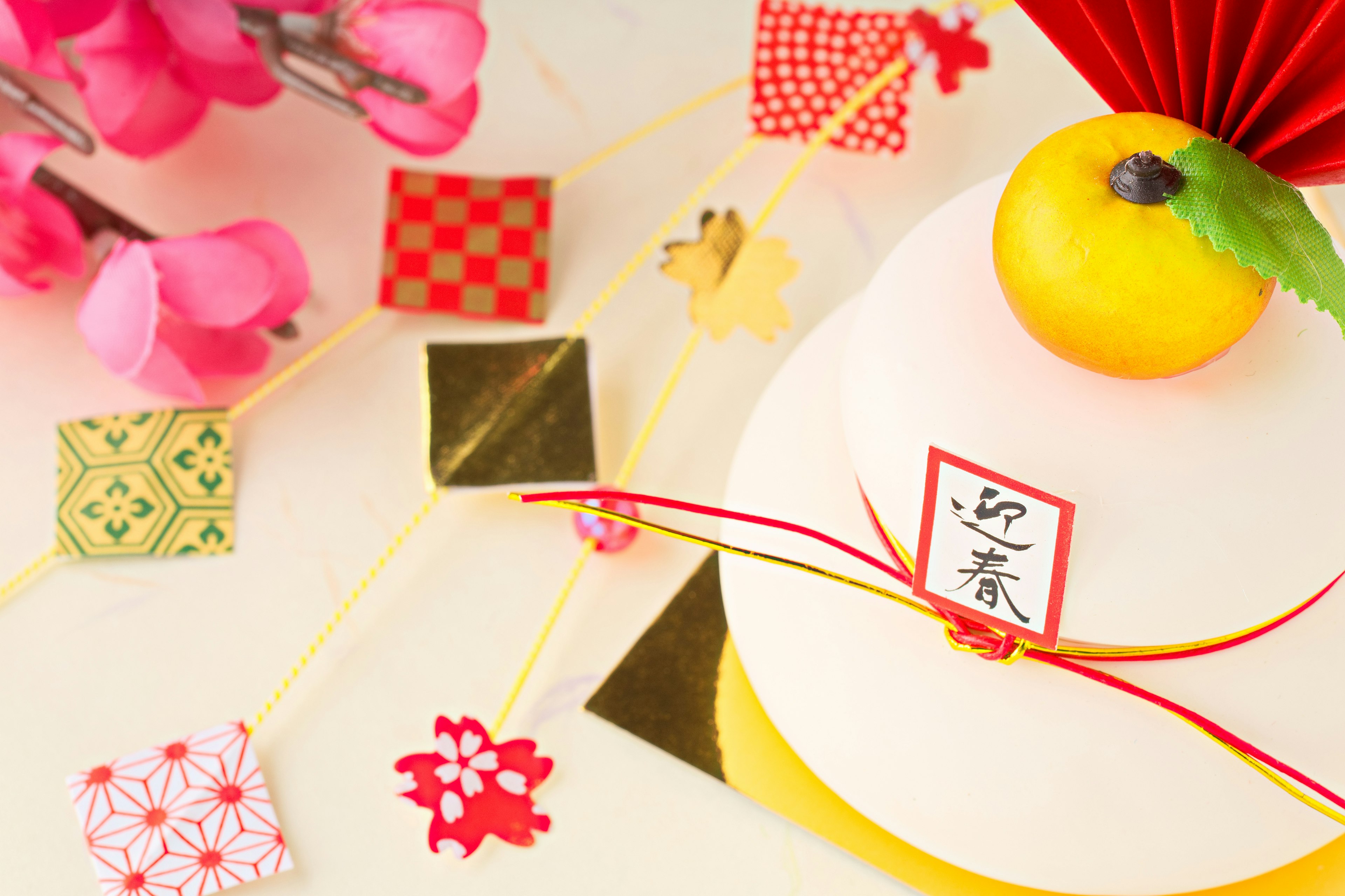 Décoration traditionnelle de kagamimochi avec une mandarine sur le dessus