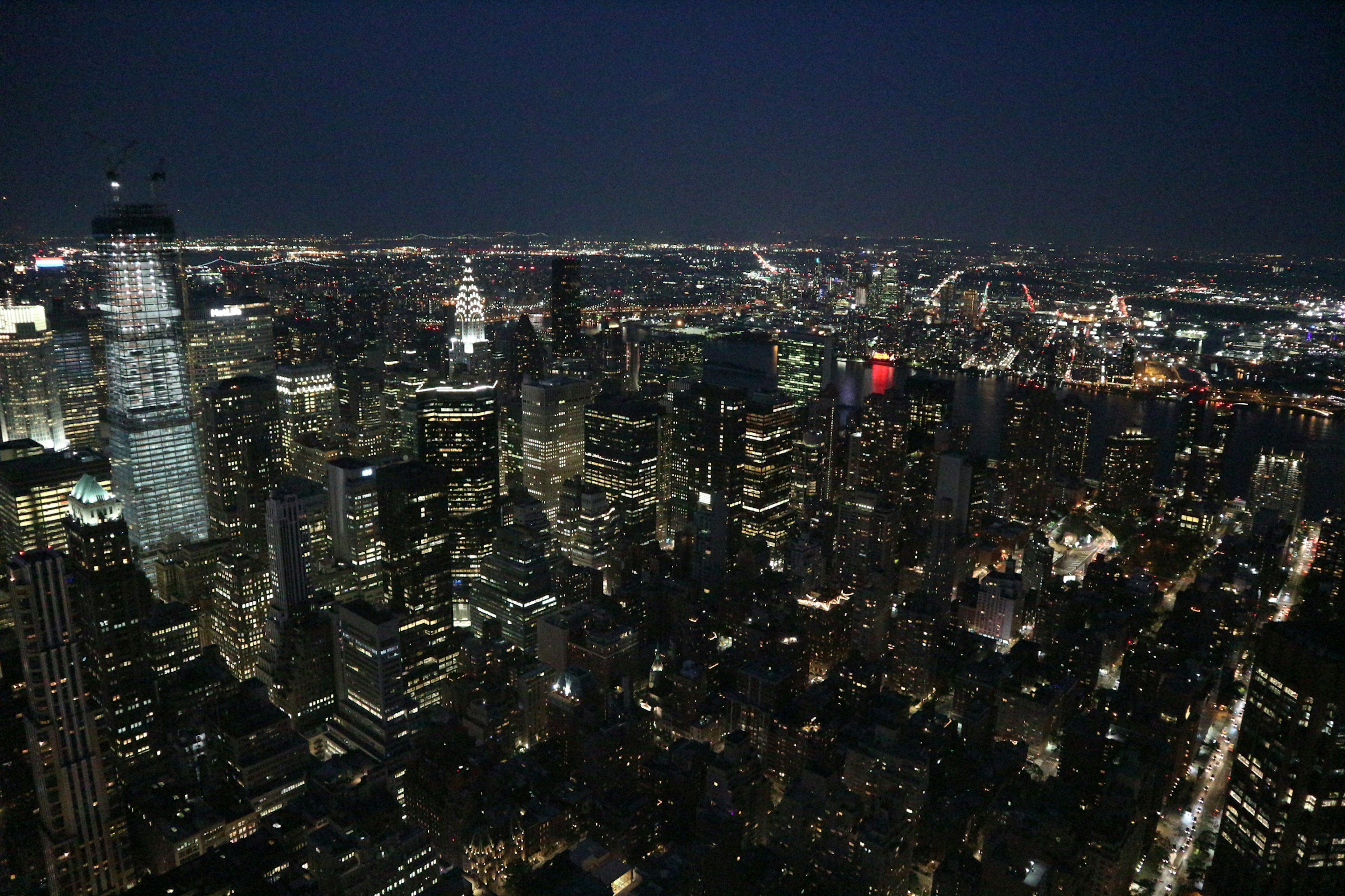 Beeindruckende Nachtansicht der Skyline von New York mit beleuchteten Wolkenkratzern