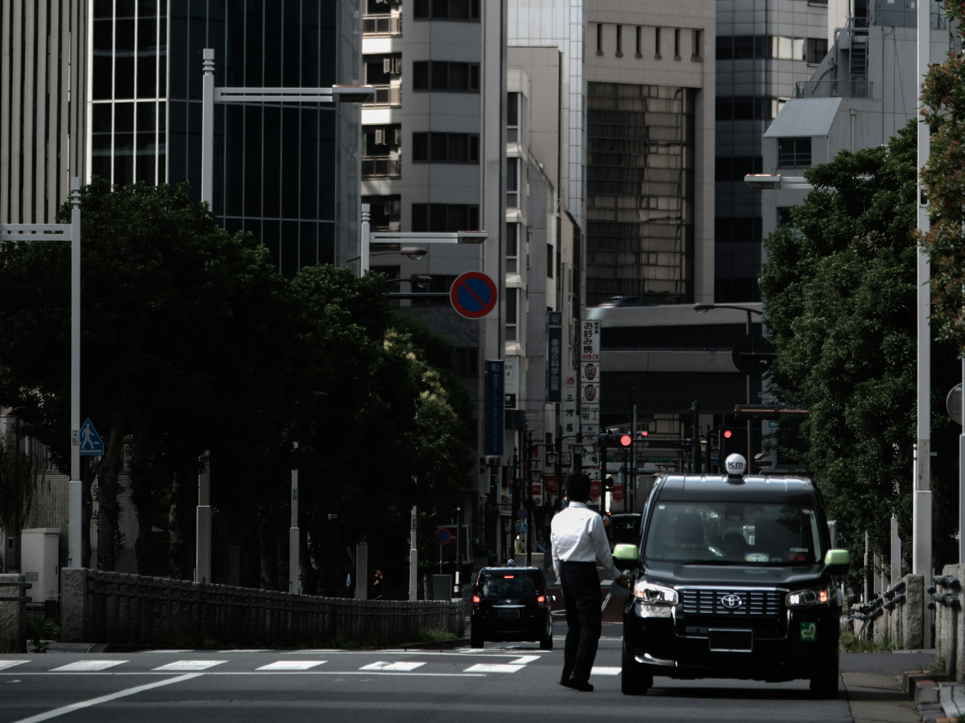 Officier de police se tenant dans une rue de la ville avec un taxi en arrière-plan