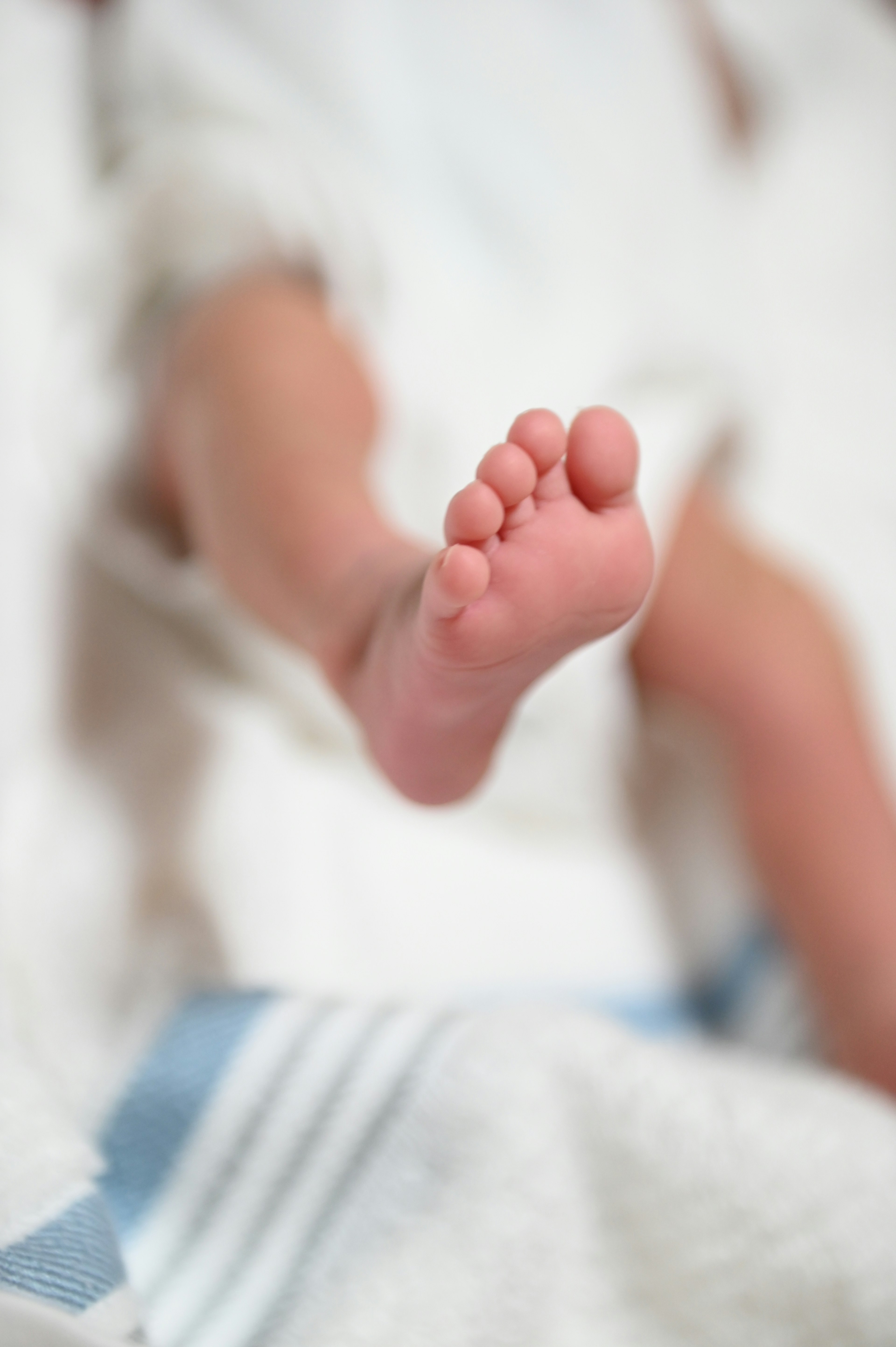 Gros plan du pied d'un bébé teinte de peau douce et petits orteils