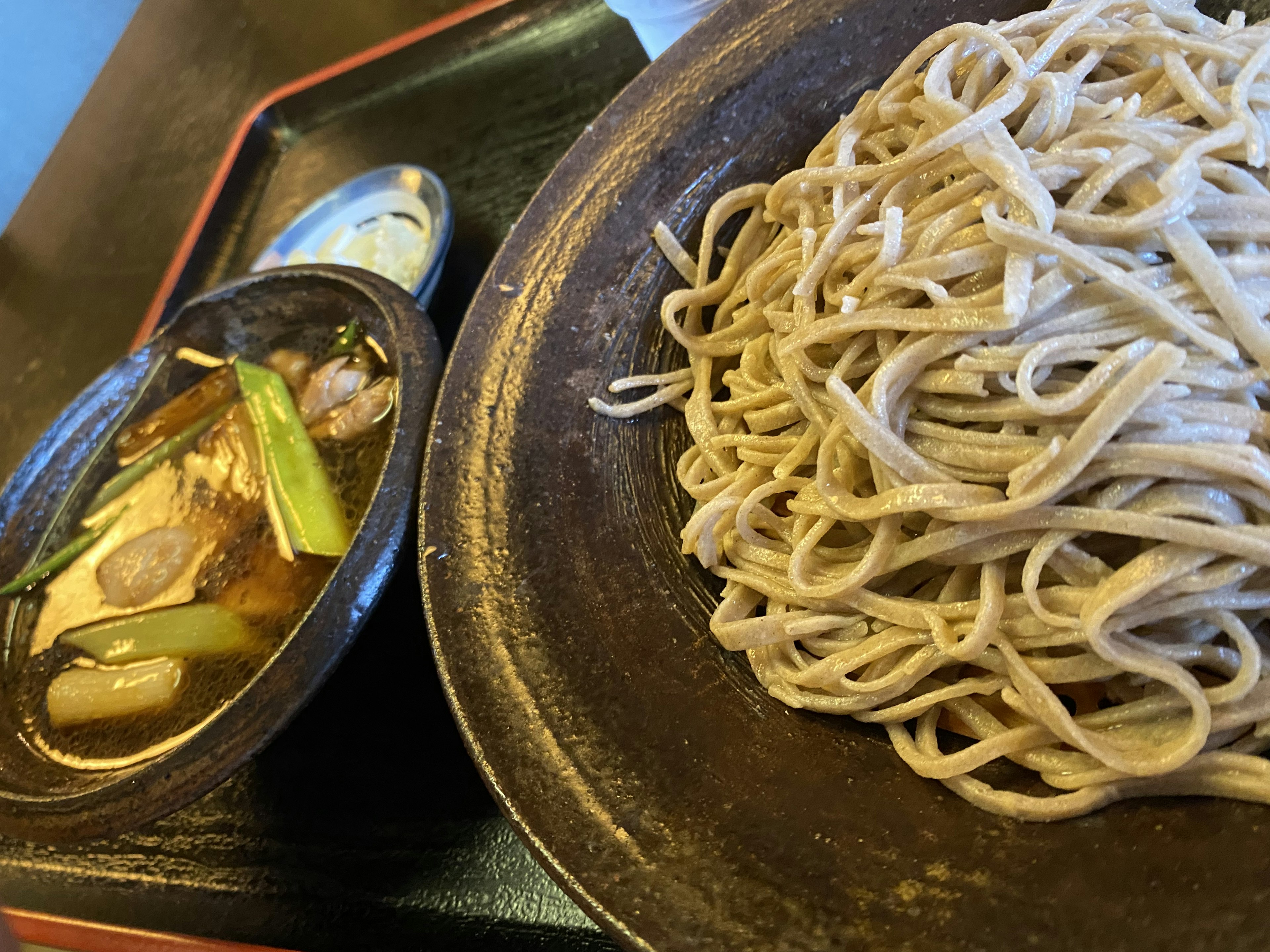 Mie soba disajikan dengan saus celup dan sayuran