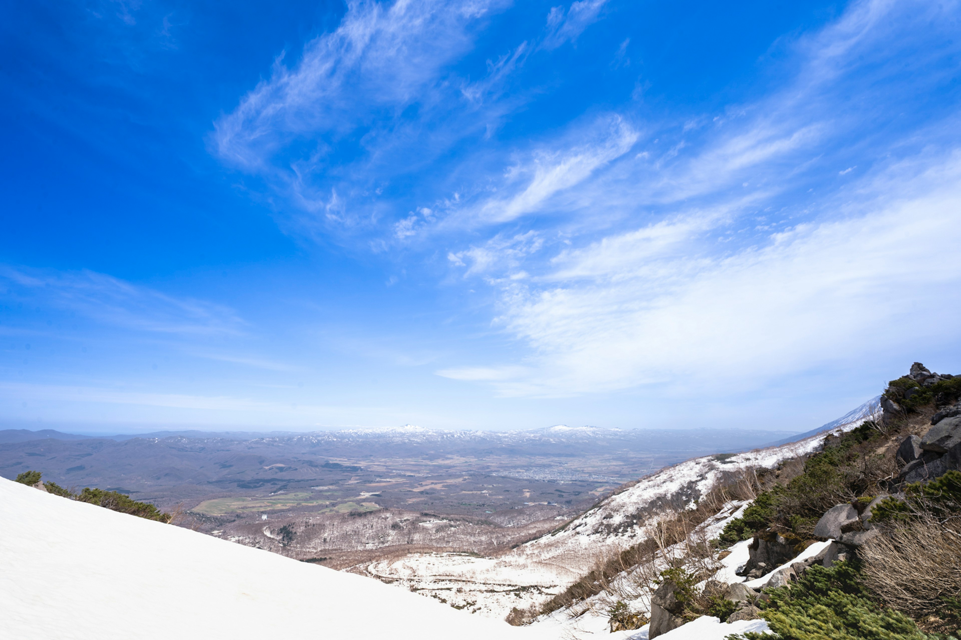 雪に覆われた山の斜面と青空の風景