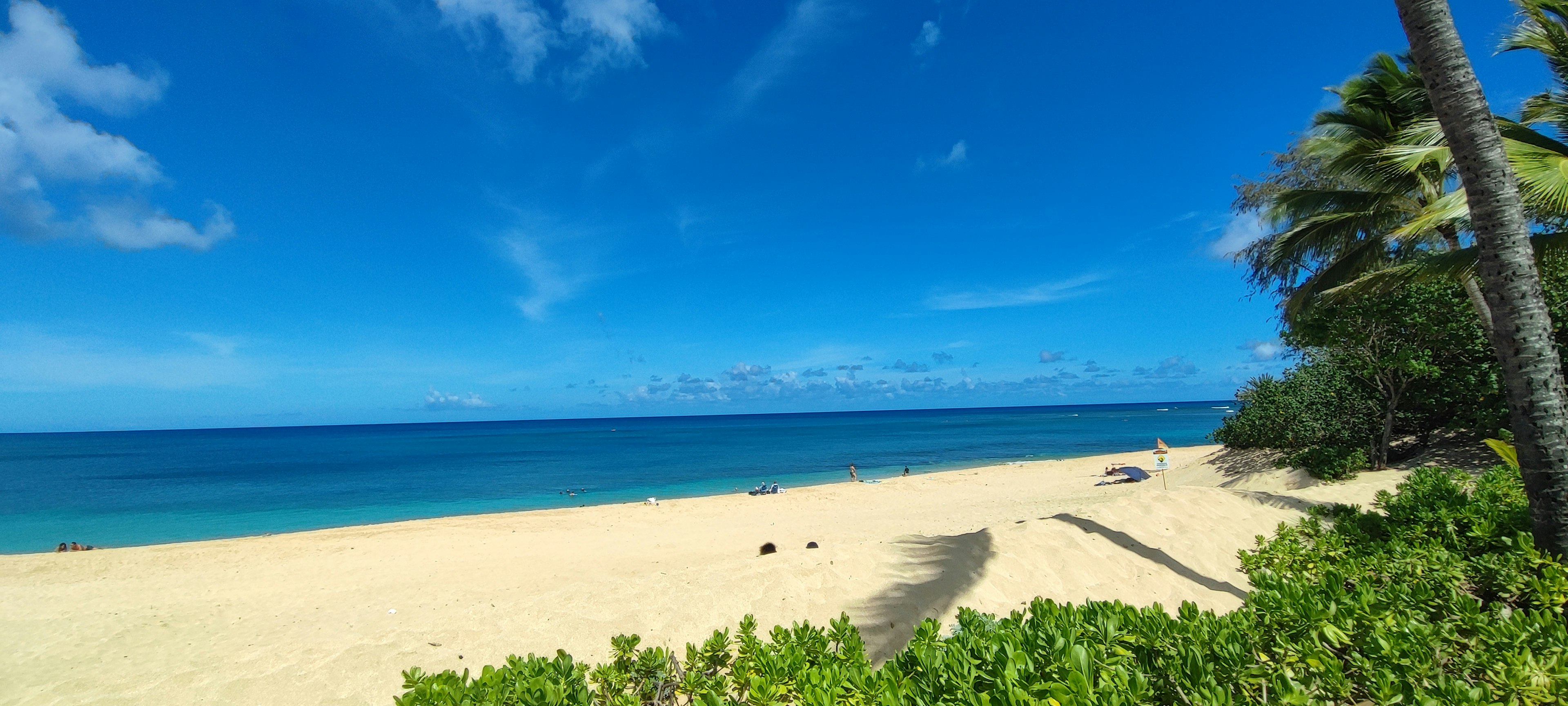 Vista de playa escénica con cielo azul y océano arena blanca